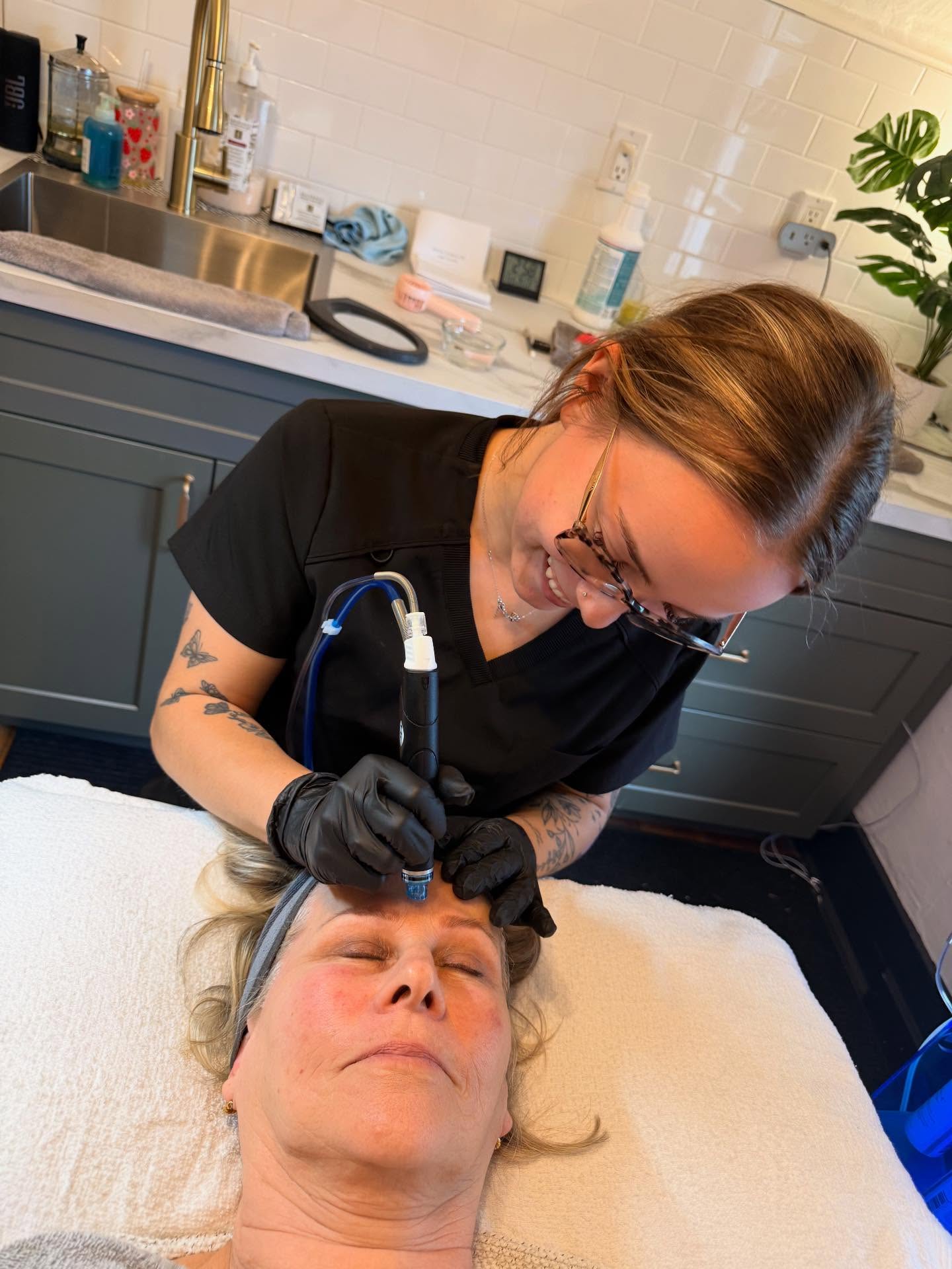 It happened we are @hydrafacial trained and ready! Jordyn and Jodie are certified and ready to make your skin look and feel amazing!✨💖✨
#mackienaturals #hydrafacial #hydrafacialmission #spa #faceglow