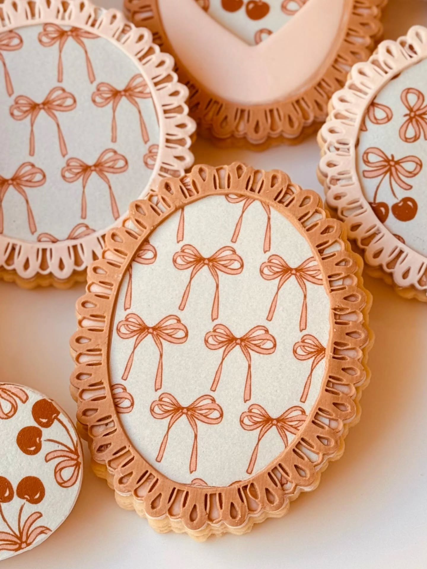 Happy Saturday Beautiful Bakers.
If you're following along you'll know we are moving into pop up mode... we are currently open for orders however will be closed to manufacturing between the 1st and 18th of March.
Some close ups of these beauties before we move into our next Ambassador’s Edit from @crumbswithlove_ dropping Monday.
This ones packed with inspo for some of your old faves.
I'm finalising a couple of newbies for Easter in a very paired back approach.
Have a wonderful weekend xox
Love always Catherine
#ValentinesBakes #DecoratedCookies #cookiestamps #CookieCutters #lovemonth❤️