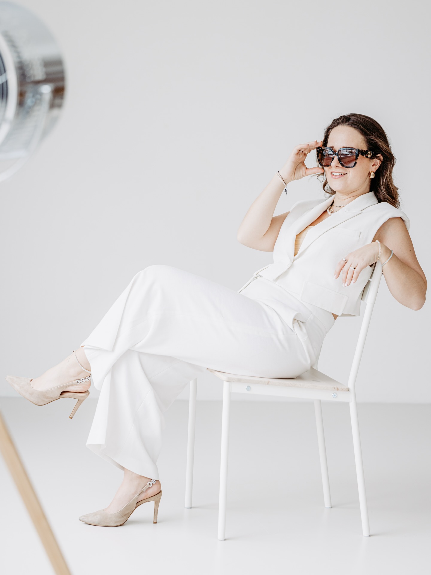 motto for 2026: lay back and see what the universe has got to offer ✨🪐 Hallo Feber, ich bin ready!
Realtalk: ich war im Jänner teilweise richtig schlecht drauf 😅 ich hab Dinge hinterfragt, war genervt, hab nach dem Sinn für so Manches gesucht und in mir hat’s teilweise richtig gebrodelt. Kurz und knapp: es war einfach nur mühsam und es hat sich angefühlt, als würde ich auf einer Stelle tanzen, ohne nur einen Schritt weiterzukommen (wenigstens hab ich getanzt 😝)
Aber jetzt bin ich back - mit voller Energie, Motivation, Visionen & Träumen ❤️🔥 Ich schiebs auf den Löwe-Vollmond vergangenen Sonntag (wo sind übrigens die Löwen unter uns? Wisst ihr, dass das astrologisch gesehen unser Jahr ist?!)
& ich hab was für mich verstanden in diesem mühsamen ersten Monat von 2026: Ich brauche Gelassenheit. Ich darf mich zurücklehnen und wissen, dass alles, was für mich bestimmt ist, mich auch finden wird ✨ Ohne Druck, ohne „das muss jetzt klappen“, sondern das Gefühl von „ich geh die Schritte, die notwendig sind und der Rest kommt von allein“.
Ich hab so schmunzeln müssen, als ich dieses Bild zwischen den Fotos, die @milkasphotography für mich gemacht hat, gefunden hab - cause that’s the vibe of 2026 😅 Sonnenbrille auf, zurücklehnen & schauen was passiert mit dem Wissen, dass sowieso grad das Beste noch vor mir liegt ❤️🔥
& vielleicht ist das auch dein Reminder: Vielleicht braucht’s zwischen dem Druck auch mal den Moment, wo du dich entspannst und einfach mal schaust, was dir das Universe bringt? Vielleicht ist es an der Zeit loszulassen, als ständig daran festzuhalten? Weil wer loslässt, hat bekanntlich beide Hände frei 🙌🏼