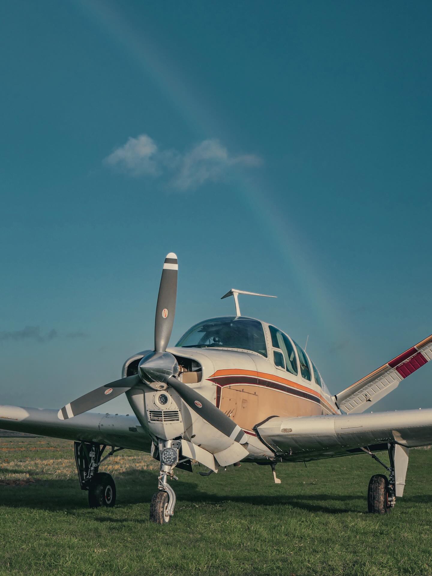 With a seemingly never ending stint of grey weather here in Shropshire, we can’t help but look back and remind ourselves what a blue sky🌤️ looks like with this picture of a Beechcraft Bonanza V-Tail.
A regular visitor to us over the years and now based at Sleap. Photographed out on our apron after making the most of a perfect weather day last month #britishwinter #greyskys #aviation