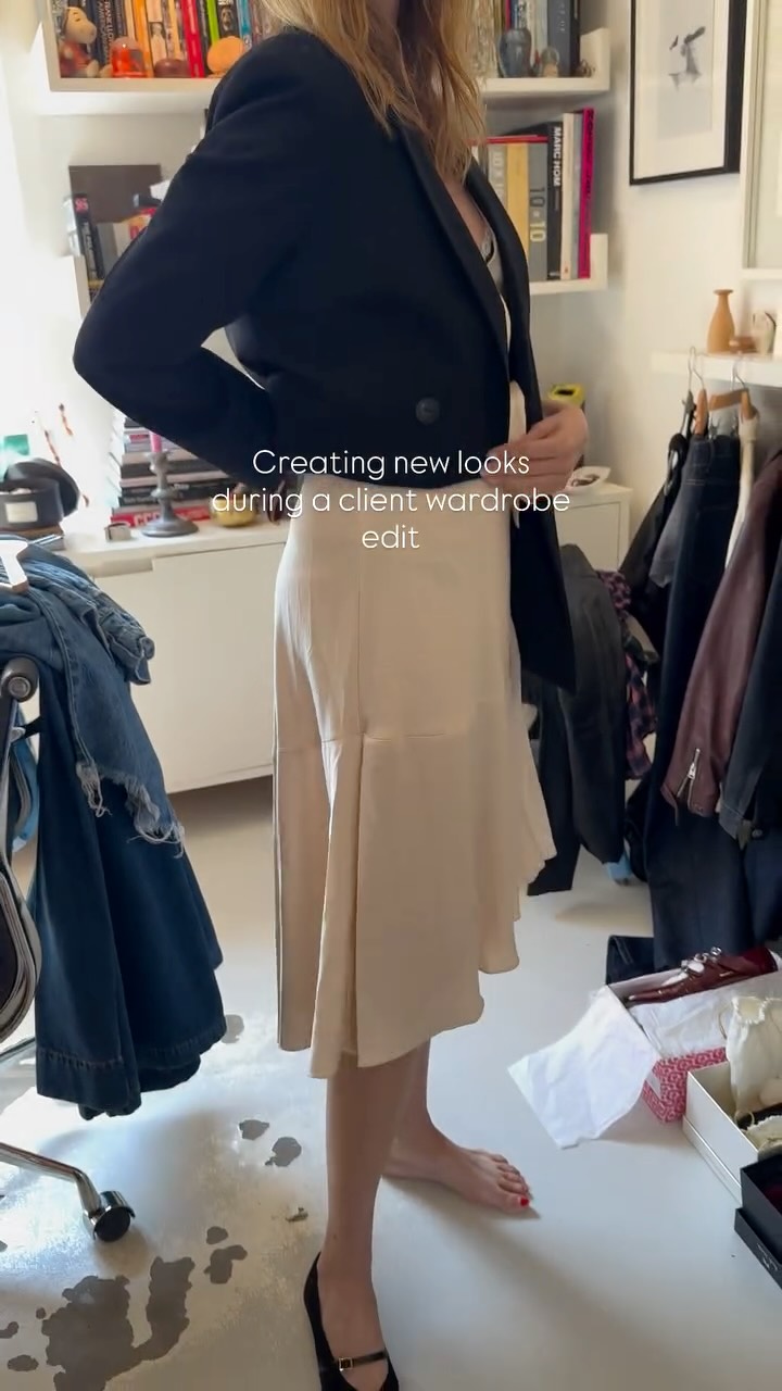 Creating new looks and ways in which to style the current pieces in a clients wardrobe. Wardrobe Edits are not always about clearing out , they’re also about giving items you already have a new lease of life and seeing things with a fresh perspective 👗
#personalstylist #personalstylistlondon #wardrobestyling #wardrobeedit #styledbyhellana