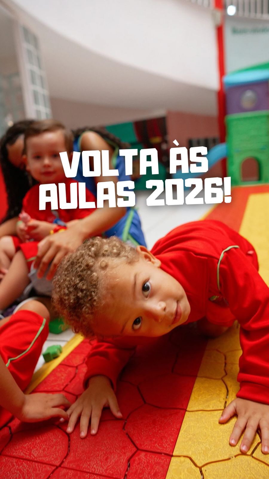Volta às aulas no Degraus não começa só com caderno novo.
Começa com sorriso no rosto.
Aqui, cada aluno é recebido pelo nome, pelo olhar atento e pelo cuidado de quem entende que aprender só faz sentido quando a gente se sente bem. É abraço no bom dia, é escuta, é acolhimento de verdade. É aquele clima que dá segurança pra errar, coragem pra tentar e vontade de voltar no dia seguinte.
Porque educação vai muito além do conteúdo.
Ela passa pelo jeito de tratar, pelo respeito, pela empatia e por fazer cada aluno sentir: “aqui eu pertenço”.
Que esse novo ano letivo seja leve, humano e cheio de sorrisos.
Do Berçário ao Ensino Médio, fazendo o melhor volta às aulas há 43 anos.
Bem-vindos de volta ao Degraus
#ensinomedio #educacaoinfantil #ensinofundamental