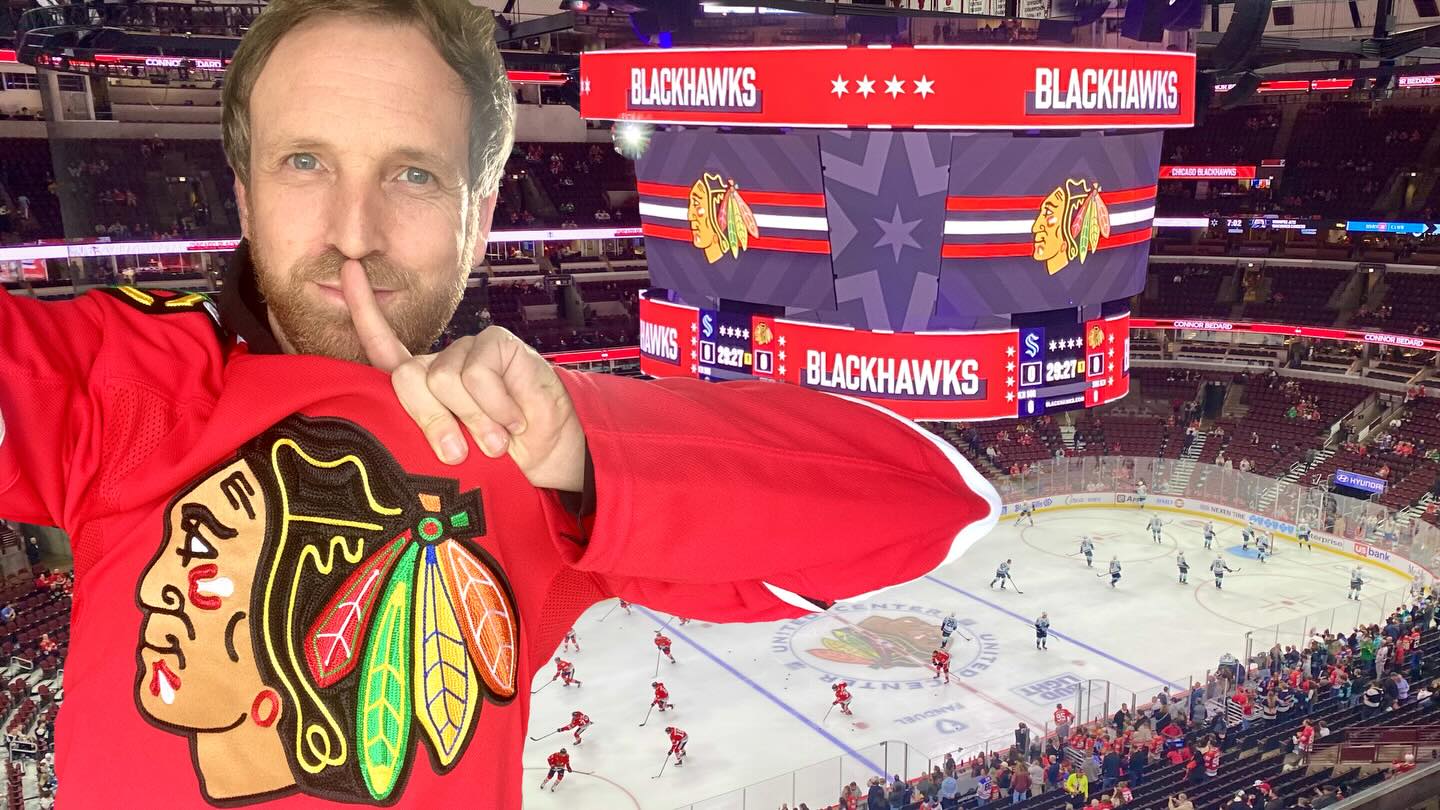 The Windy City may have been blowing away from the United Center, but my bio link video will show how I still managed to find a way to sneak in!
#Chicago #Blackhawks #unitedcenter