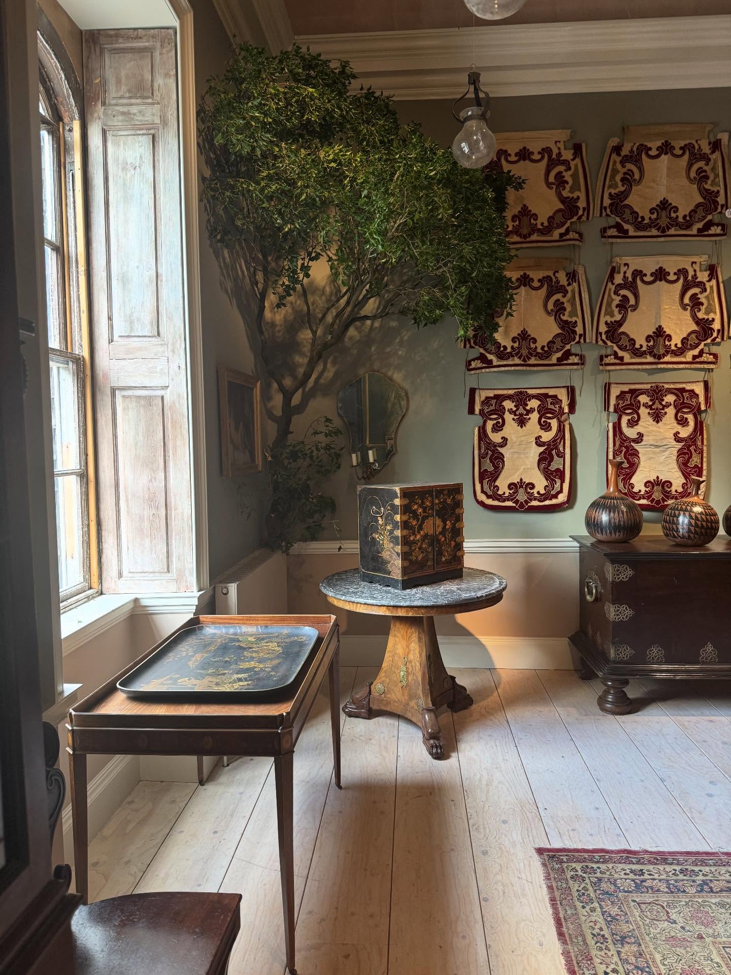 Back in the thick of it and I swear I can’t go an hour without reaching for my camera roll to look back at photos of our trip to London✨ Yes, it was loads of fun and even a little glamorous, but honestly, it’s such an incredible investment of time that pays back tenfold. We pulled something for every one of our dozen projects…fabric, furniture, an architectural detail, art, a little styling moment. But in doing this for a second year, I can say it’s even deeper than the small specifics. You want a designer who is inspired and energized, eyes wide open to the beauty of it all….and you have to get out there to do that. Thank you @designdestinationlondon for such meaningful experiences to bring back! 🇬🇧