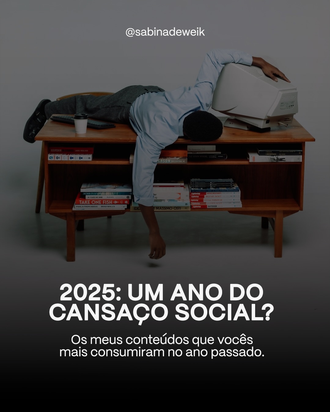 2025 foi menos sobre produzir mais e mais sobre perceber o quanto estávamos esgotados. ⌛
Os conteúdos que mais mobilizaram conversas por aqui, sobre cansaço social, burnout emocional, recessão dos relacionamentos, saúde como fenômeno coletivo e o alívio de estar fora, revelam algo importante:
o esgotamento passou a ser estrutural.
Falar sobre isso virou uma forma de criar consciência, e também de criar encontros, trocas e aprendizado.
Seguimos em 2026 imaginando e investigando, juntos, o que já não funciona e o que pode nascer no lugar! 📈
#SabinaDeweik #coolhunting #futuro#futurospositivos#saudemental