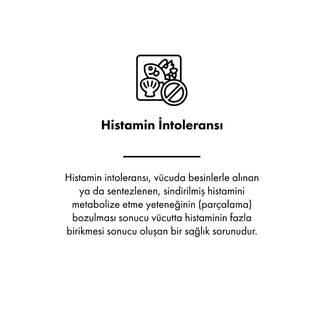 Histamin, bağışıklık sisteminin bir parçası olarak, alerjik reaksiyonlar ve sindirim gibi çeşitli vücut fonksiyonlarında önemli bir rol oynar. Histamin intoleransı, vücudun histamin adlı kimyasal maddeye aşırı tepki vermesi durumudur. Histamin bağırsaklarda ve karaciğerde bulunan enzimler (özellikle diamino oksidaz, DAO) tarafından parçalanır ve vücuttan atılır. Ancak, bu enzimlerin yetersizliği veya etkinliğinin azalması durumunda, histamin seviyeleri yükselir ve histamin intoleransı belirtileri ortaya çıkar.
Histamin intoleransı belirtileri, birçok farklı sistemi etkileyebilir ve kişiden kişiye değişiklik gösterebilir. Yaygın belirtiler şunlardır: Vücutta kızarıklık, kaşıntı, kurdeşen,
mide bulantısı, ishal, alerjik nezle, egzama, migren tarzı baş ağrıları, akciğerde hırıltı, karında şişkinlik, yorgunluk, sinirlilik, kan basıncında düşme, kalp hızında artış.
Histamin intoleransına sahip bireylerin bazı gıdalardan kaçınması gerekir çünkü bu gıdalar yüksek miktarda histamin içerir veya histamin salınımını tetikleyebilir. Yüksek histamin içeren gıdalar şunlardır:
Alkol: Özellikle şarap, şampanya.
Sardalya, uskumru, ton balığı ve hamsi gibi konserve, kurutulmuş deniz ürünleri.
Bekletilmiş ve tütsülenmiş etler: Pastırma, somon, jambon ve salam.
Çikolata ve bazı baharatlar: Anason, tarçın, karanfil, köri, acı ve hindistan cevizi.
Fermente gıdalar: Kefir, kimchi, yoğurt.
Bazı baklagiller: Soya, yeşil bezelye, kuru fasulye.
Ceviz, kaju fıstığı ve yer fıstığı vb.
Ispanak, avokado, patlıcan, domates ve mantar.
Ananas, papaya, çilek, muz.
Turşu, mayonez, zeytin.
Deniz ürünleri ve kabuklular.
Histamin intoleransının kontrolü, öncelikle yüksek histamin içeren gıdalardan kaçınmayı ve düşük histaminli bir diyet uygulamayı içerir. Histamin intoleransı, doğru yönetim ile yaşam kalitesini büyük ölçüde artırabilir. Şüphe durumunda bir doktora danışmak önemlidir.