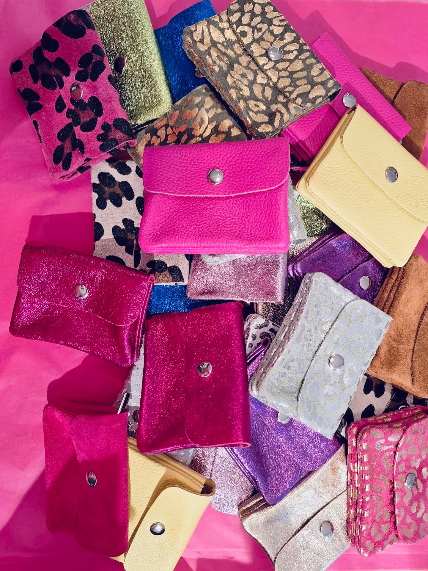 Glitzer-Alarm! ✨ Unsere legendären Party Portemonnaies sind zurück und bereit für eure nächsten Nächte! Von Leoprint bis Metallic – hier findet jeder seinen Vibe. Nur 12,90€ das Stück, aber Vorsicht: Suchtgefahr! 🩷
Pauline Worpswede
Bergstr. 26 | 27726 Worpswede
Die-So 11-18 Uhr
Online 24/7 auf paulineworpswede.de
#partyportemonnaie #glitzerstyle #accessoiresliebe #festivalready #worpswede