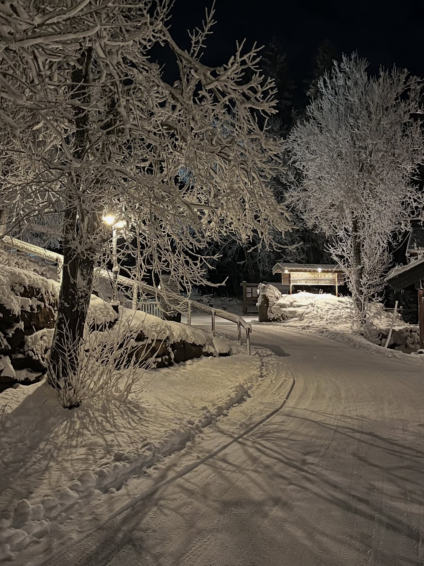 Når mørket faller og snøen legger seg over tunet, oppstår den helt spesielle stillheten som bare vinteren på Kleivstua kan gi.
