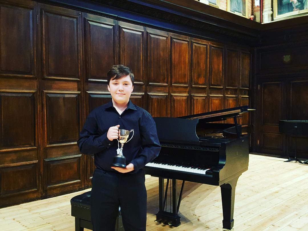 WELL DONE PIANO SECTION! 😃🎹@stratfordelondonmusicfestival
From those just starting out on their “music journey”, to those who played Rachmaninoff, Liszt or improvised their own piece (Jazz), whether your music was thoughtful or exhilarating (and all the shades in between), you each made the piano speak in your own way! CONGRATULATIONS and well done for all your hard work & being bold to step up and play your music in front of an audience!
-
-
Like our photos? Pls follow us! Are you on Facebook? Check the link in bio to share. More photos will be appearing here soon!
-
-
Happy music-making and see you again NEXT YEAR!
-
-
Unless otherwise credited, mostly all the photos you see here were taken by Angelus from the Piano Section, while helping to run the classes (a volunteer role). The photos were taken on a phone belonging to the Convenor, who doesn’t use social media, (also a volunteer!) so it has taken *a while* to transfer and share them! Thanks for your patience & we hope you like the photos!
-
-
#stratfordandeastlondonmusicfestival2018 #stratfordandeastlondonmusicfestival #piano #jameskirby #adjudicator #classical #classicalmusic #jazz #pianostudents #youngpianists #musiceducation #youngmusicians