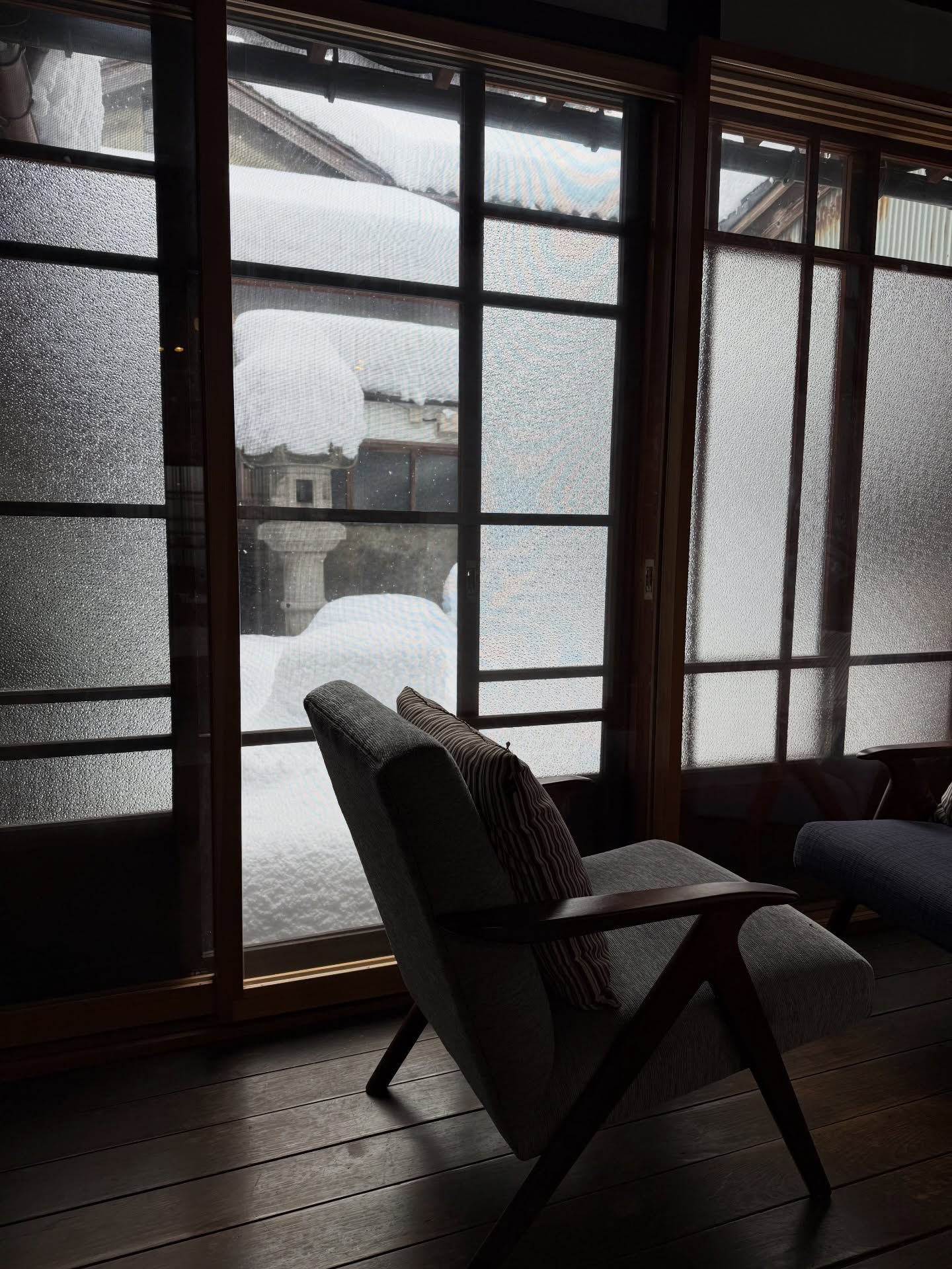 雪景色を眺める縁側
しん…と静かな雪景色を眺めながら
心休まる時間をお過ごしください☺️
二重サッシで寒さ対策💪
📍 富山県高岡市
🛏 一棟貸切OK
📲 ご予約・詳細はプロフィールのリンクから
—
町家体験ゲストハウス ほんまちの家
〒933-0913
富山県高岡市本町1-24
—
LINEまたはDMにて
お問い合わせください
@honmachi.ie
—
#ほんまちの家
#町家体験ゲストハウスほんまちの家
#ゲストハウス #一棟貸し
#ほんまちの家ご案内