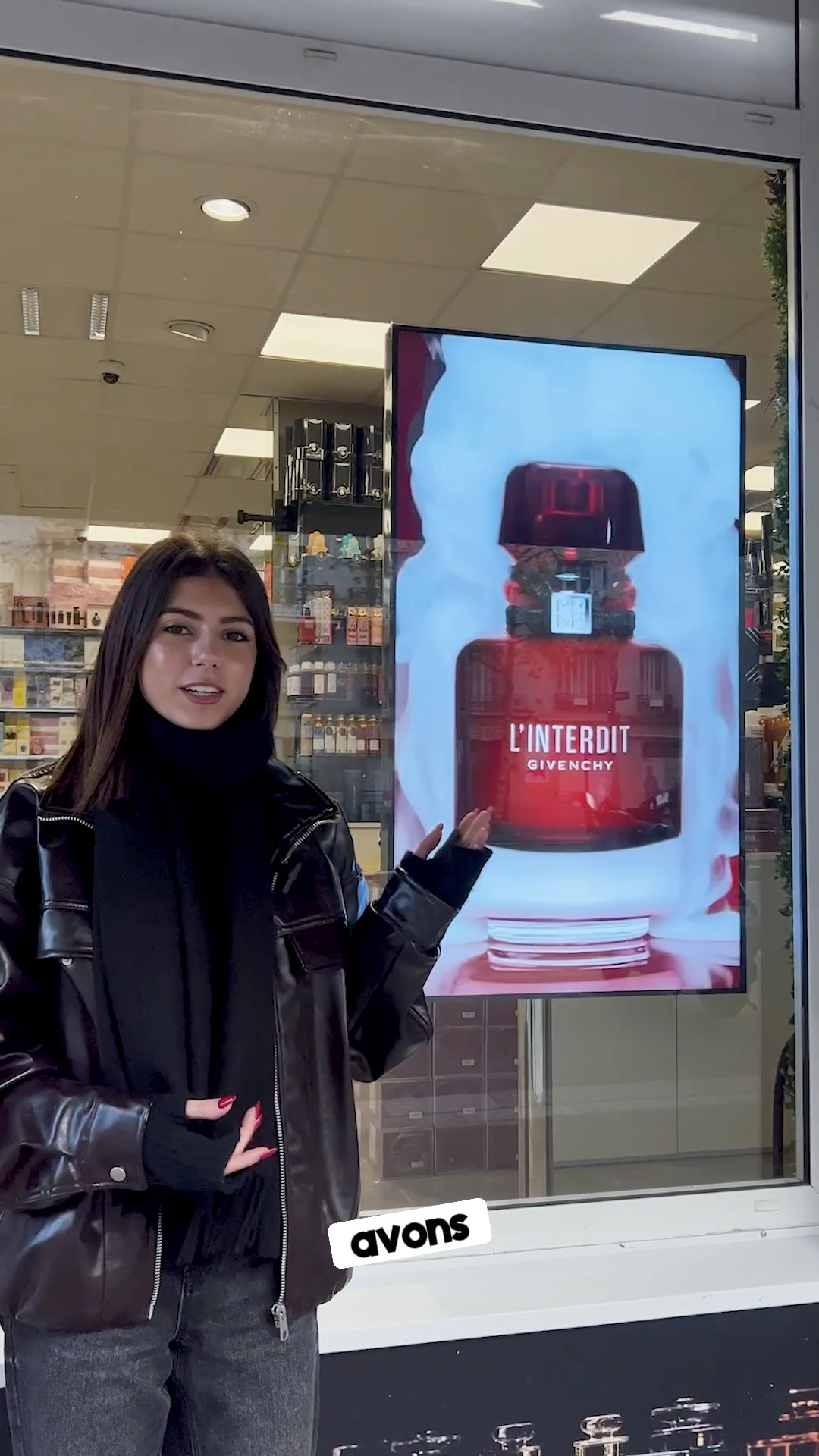 🎥 Noah vous emmène découvrir une de nos dernières installations : un écran vitrine chez Alpha Parfum !
✨ Objectif ?
Attirer l’œil dès la rue, capter l’attention en quelques secondes… et donner envie d’entrer.
Chez Kapuccino, on ne fait pas “juste un écran” 👇
✅ installation rapide & propre
✅ écran vitrine visible et impactant
✅ vidéo personnalisée créée sur-mesure pour la marque
✅ contenu dynamique qui met en valeur les produits + les offres
🎉 Résultat : une vitrine qui parle à vos clients, même quand vous ne le faites pas.
💬 Vous voulez transformer votre vitrine en aimant à clients ?
📍 Agence : 150 avenue de Wagram, 75017 Paris
📞 Téléphone : 01 87 44 31 31
✉️ Mail : contact@kapuccino.fr
📎 Site web : www.kapuccino.fr
#Kapuccino #EcranVitrine #AffichageDynamique #DigitalSignage #CommunicationVisuelle #Vitrine #MarketingLocal #parisbusiness