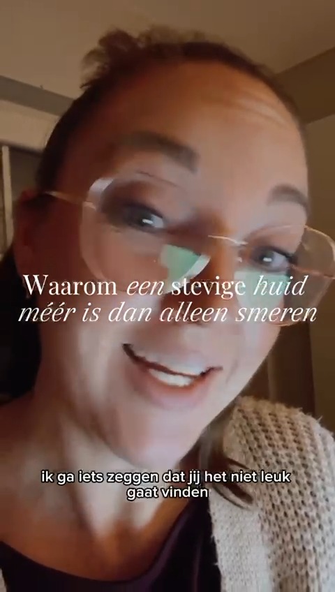 Even eerlijk. Je huid heeft geen oneindige smeercapaciteit.
Verzorging is essentieel maar het is niet het hele verhaal.
Stevigheid ontstaat dieper. Bij collageen. Bij structuur. Bij slimme prikkels.
Bij Pur’Elle stop ik met doen alsof één crème alles oplost. Ik kies voor eerlijk advies, slimme combinaties en behandelingen die je huid respecteren.
Niet om je te veranderen. Maar om je huid te versterken.
Geen bullshit. Wel resultaat 🤍
Liefs
Lien
📍 www.purelle.be