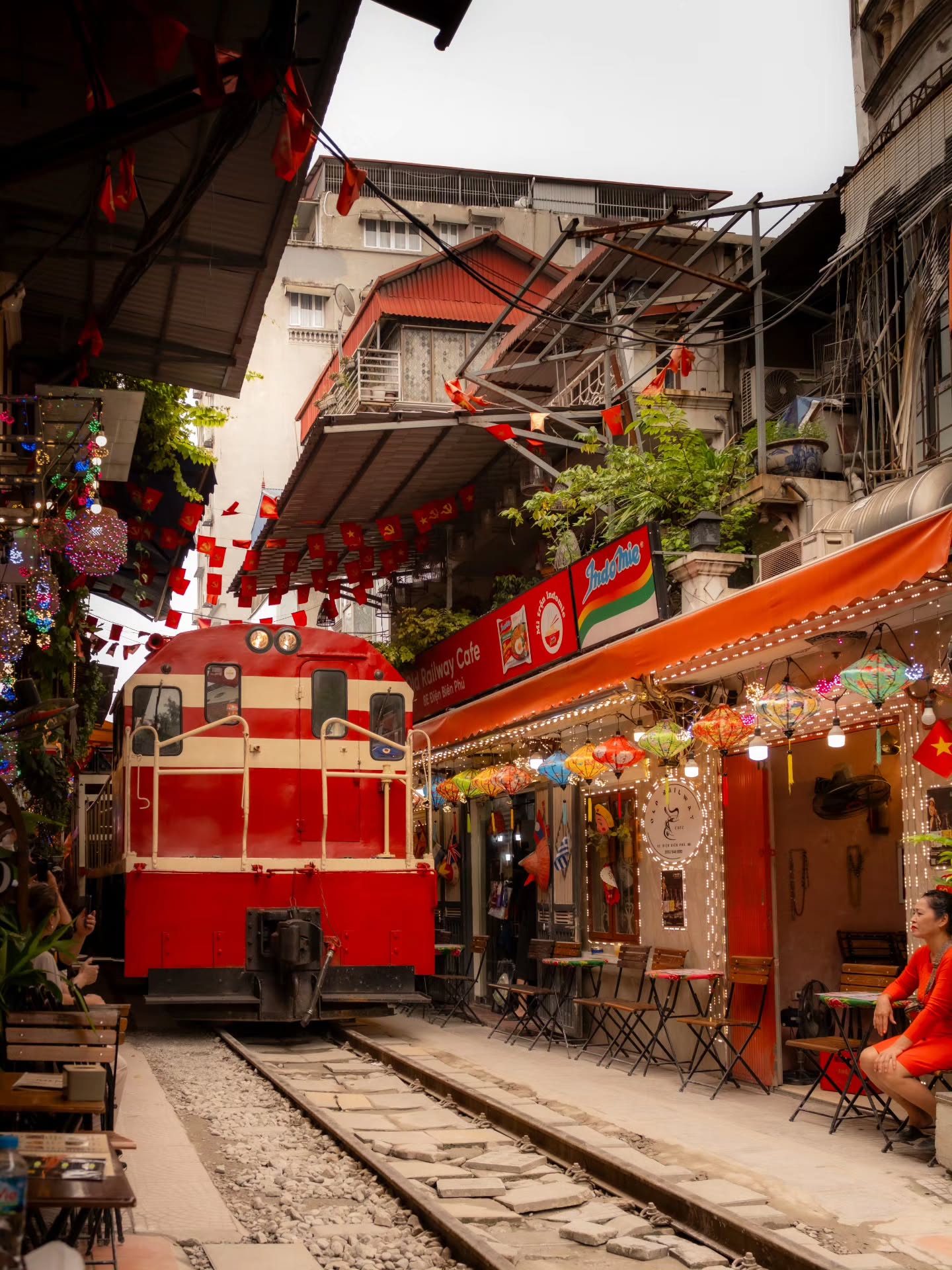 The trensito🚂🚂 in Hanoi ♥️ a dream hecho realidad del lado turista de Sulay que se salio acá ♥️ because whatever is colorful ☀️☀️ attract me a lot, como un niño para poder playing con la 📸♥️ even if I am more interested in people, environment, animalitos... in this random situation I find joy seeing people travelling and making esos dreams coming true from their el viaje de sus sueños☀️💫
.
.
.
.
.
#vietnam #hanoi #fujifilmxseries #travel #streetphotography