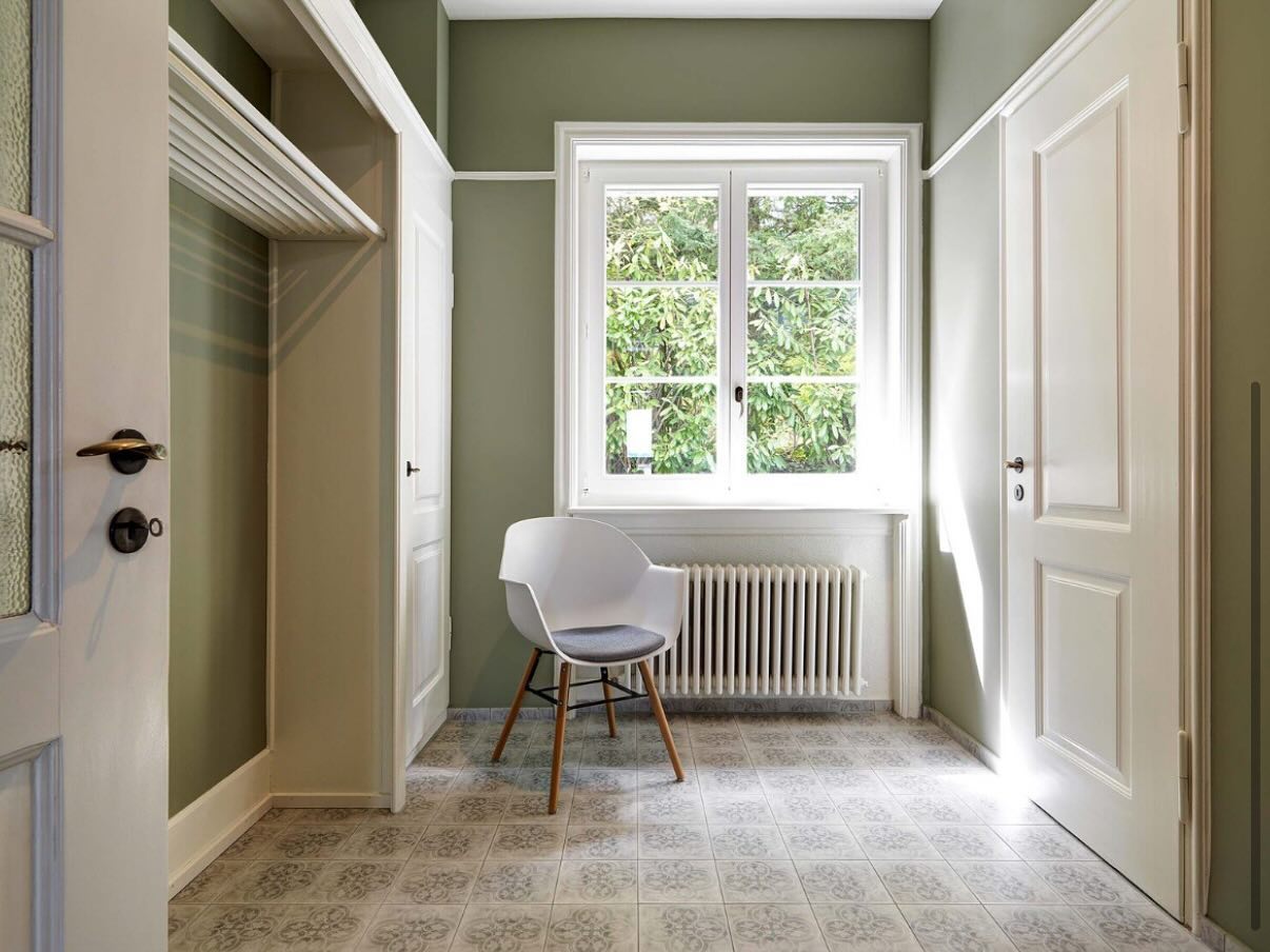 EFH Kilchberg
The described single-family home from the 1920s is a stunning example of a successful renovation that preserves the charm of the original architecture. The focus on authentic materials and skilled craftsmanship demonstrates great respect for the building’s historic heritage.
Project Highlights:
• Herringbone parquet flooring: A timeless design that exudes elegance and warmth.
• Bronzed metal handrails: Adding a touch of sophistication and modernity to the staircase while maintaining its classic style.
• High-quality carpentry: Likely custom-made features that combine functionality with aesthetics.
• Solid natural stone countertop in the kitchen: Paired with a carefully selected color palette, creating a luxurious yet inviting atmosphere.
I worked on this project as a team member in the interior architecture department of the architecture and design studio IDA14 in Zurich where i was given the opportunity to support the management of the project, overall design and execution.
Design studio: @ida14_by_karsten_schmidt
Photography by: @bruno_helbling_fotografie
#interiordesign #interiors #lakesideliving #house #renovation