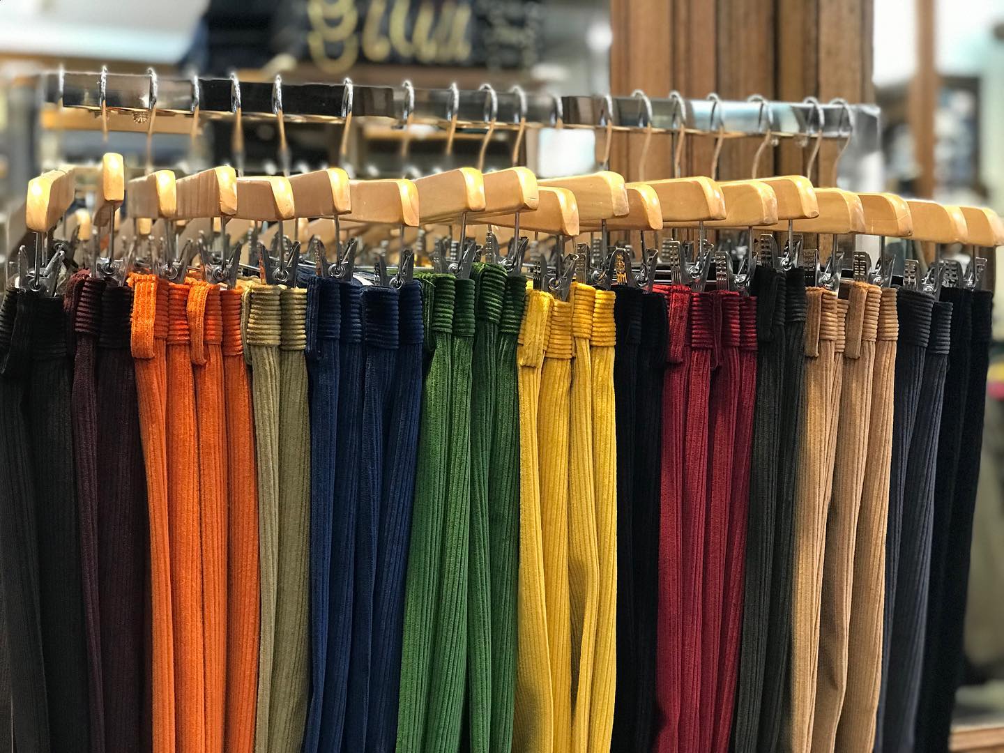 Du velours colorĂ© pour cette saison đ #corduroy #pantalon #cosserat #velours #automne #coton #comptoirdeschemises #gentlemanstyle #trousers #paris