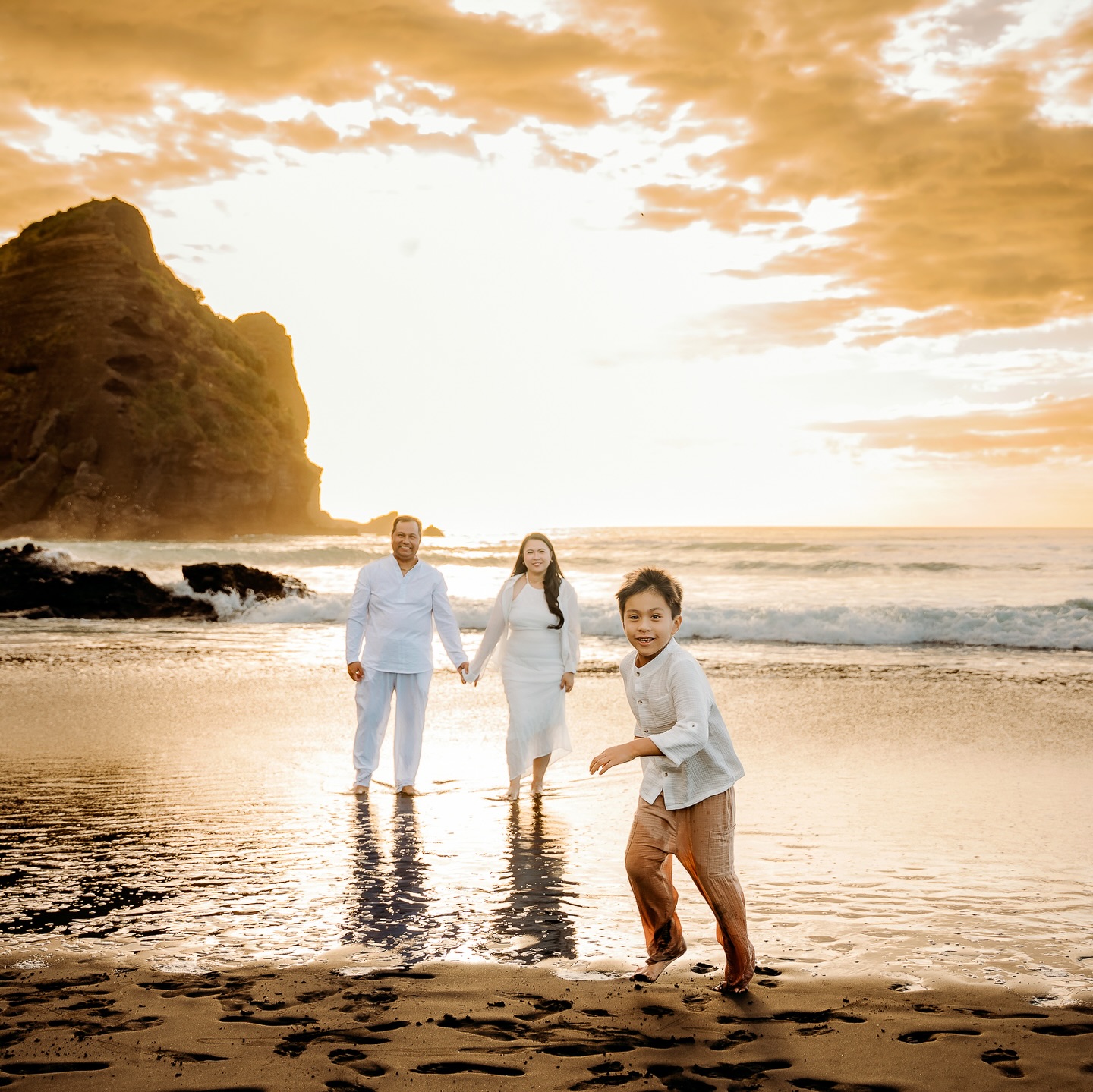 Celebrating Gabriel’s 6th birthday was something I’ll never forget.
The family chose the place he loves most: the beach. The sound of the waves, the open space, the freedom. And there… he shined. Happy, calm, present. Watching him enjoy the moment filled my heart more than any “perfect” photo ever could.
At the end of the session, something truly special happened. Gabriel came to me, gave me a cuddle, and didn’t want me to go. In that moment, I felt so deeply trusted — and so grateful.
This is why I love my job.
Not just for the photos, but for the connections, the trust, and the moments that stay with you forever 🤍