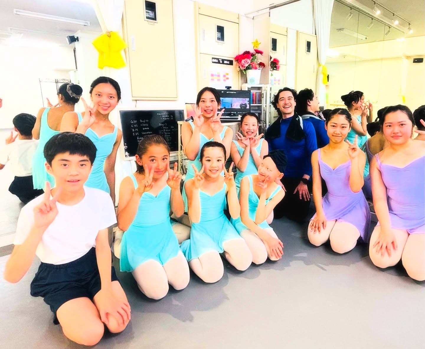 🦄🧚♀️🧜♀️🩰✨🦄🧚♀️🧜♀️🩰✨
昨日は、
フェアリークラス&マーメイドクラスを対象に
久しぶりのEric先生のレッスンでした☺️
毎週オンラインでレッスンを続けている
8月に青森へお引越しした
Rちゃんも一緒に📷💓
いつも通り英会話からスタート✨
子どもたちからの
“Why can you jump so high??”
という質問には、
ジャンプの秘訣を
わかりやすく丁寧にシェアしてくださいました
レッスンの最後には、
みんなのカラダのラインが
立体的にキュッと整い、
ユニコーン🦄(ボーイズ)クラスのRくんは、
temps levéの姿勢がぐっと良くなり、
ジャンプの高さも大きく変化✨✨
引き続き、
それぞれの夢や目標に向かって、
日々のレッスンを一つひとつ丁寧に、
大切に積み重ねていきましょう☆
#radexam #バレエスタジオラピンヌ #湘南台バレエ #藤沢バレエ #バレエ資格 #英語とバレエ #3歳からのバレエ #radバレエ #ロイヤルアカデミーオブダンス #イングリッシュバレエプリュマージュ #バレエキャラクターダンス #balletstudiolapine #englishballetplumage #shonandaiballet #kidsballet #radballetexam #royalacademyofdance #バレエ発表会 #バレエ資格 #イギリスバレエ #子ども習いごと