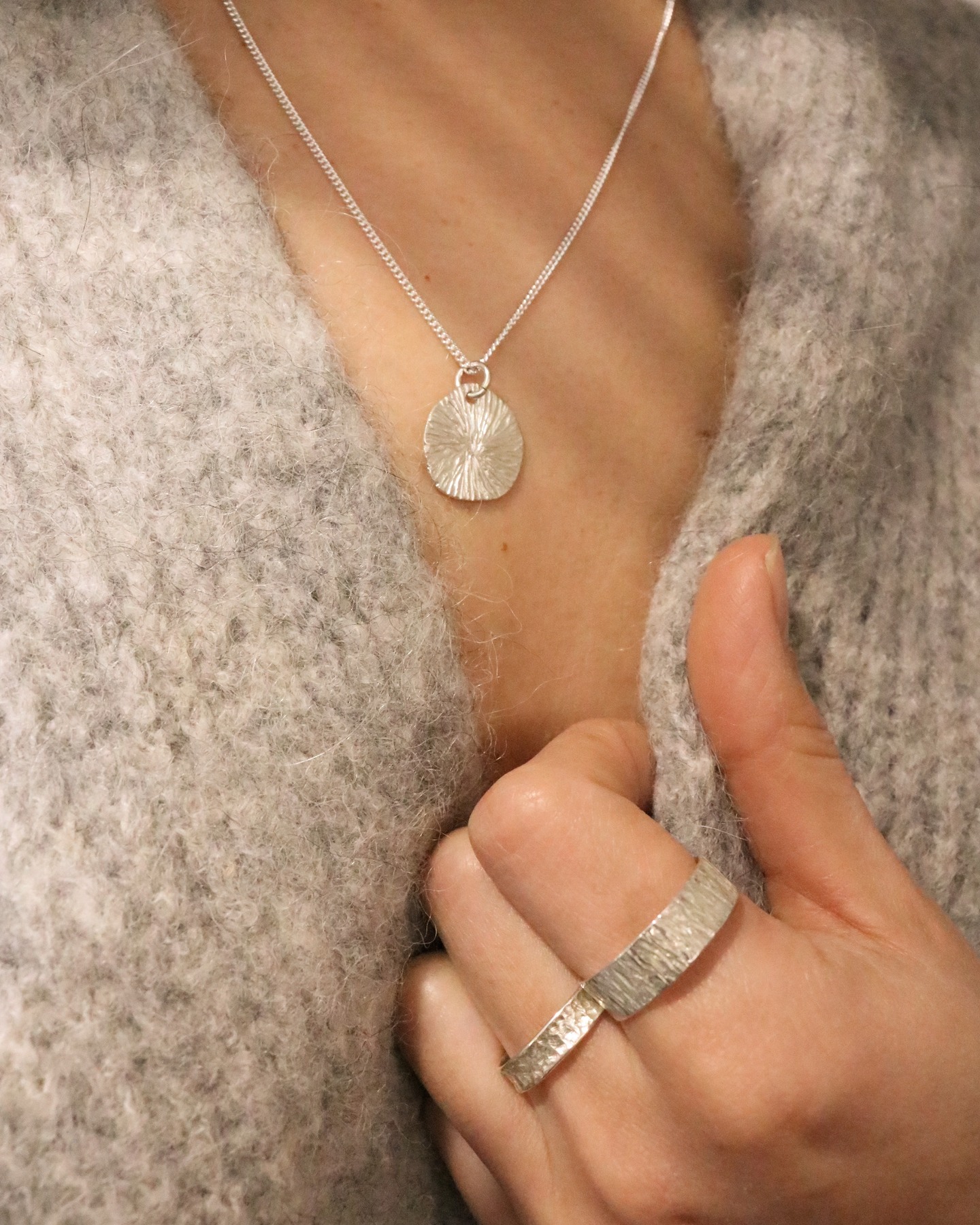 ✨La collection Rocea.
Des surfaces martelées comme une roche façonnée par le temps.
La lumière accroche les reliefs, glisse, disparaît, revient.
Bagues et collier en argent 925, façonnés à la main, en très petite série.
Un bijou à porter au quotidien, simplement, comme une évidence.
#atelierelysa #bijouxartisanaux #argent925 #collectionrocea #bijouxfaitmain #artisanatfrançais #texture #matière #bijouxcontemporains