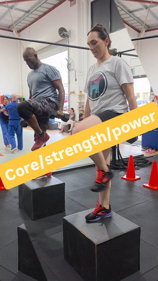 COE:
A weak core doesn’t just increase injury risk.
It limits strength, power, efficiency and longevity in training.
You don’t need extreme loads.
You need control, coordination and proper integration
STRENGTH
If you don’t train strength:
You borrow capacity from joints
You rely on compensation
You age faster than necessary
Strength is not aggressive.
Weakness is.
POWER
Power training improves:
Neuromuscular response time
Intermuscular coordination
Joint stiffness control
Balance under perturbation
Which directly reduces:
Fall risk
Reaction delays
Compensatory movement patterns
Avoiding power doesn’t make training safer.
Avoiding poorly dosed power does.