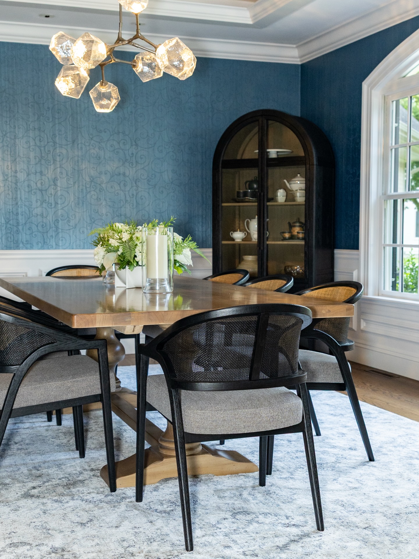No catchy phrases required. Just a picture of this beautiful dining room that got a top to bottom upgrade. Not sure if the showstopper is that custom chandelier or the beaded scroll wallpaper. Whats your favorite feature?
📸 @lisawest_photos
💐 @flowerfauxnatic
#diningroominspo #diningroomdesign #homedesigner #homedesigning interiorhomedesign