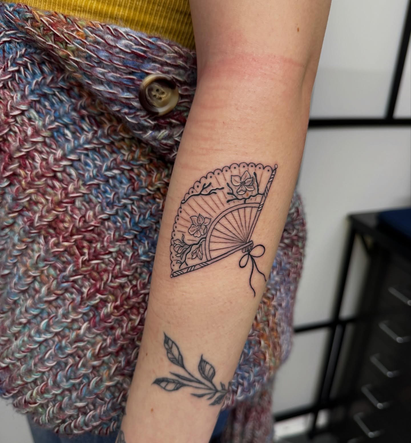 Der FĂ€cher (Sensu/Ougi) steht in der japanischen Kultur fĂŒr Eleganz, Schutz und den Fluss des Lebens. Seine Form symbolisiert Wachstum und neue Wege - vom schmalen Anfang bis zur vollen Entfaltung.
Verziert mit floralen Elementen erinnert dieses Motiv an die Schönheit der Natur und die VergÀnglichkeit des Moments.
by Vanessa đž
#tattoo #regensburg #regensburgcity #fineline #finelinetattoos