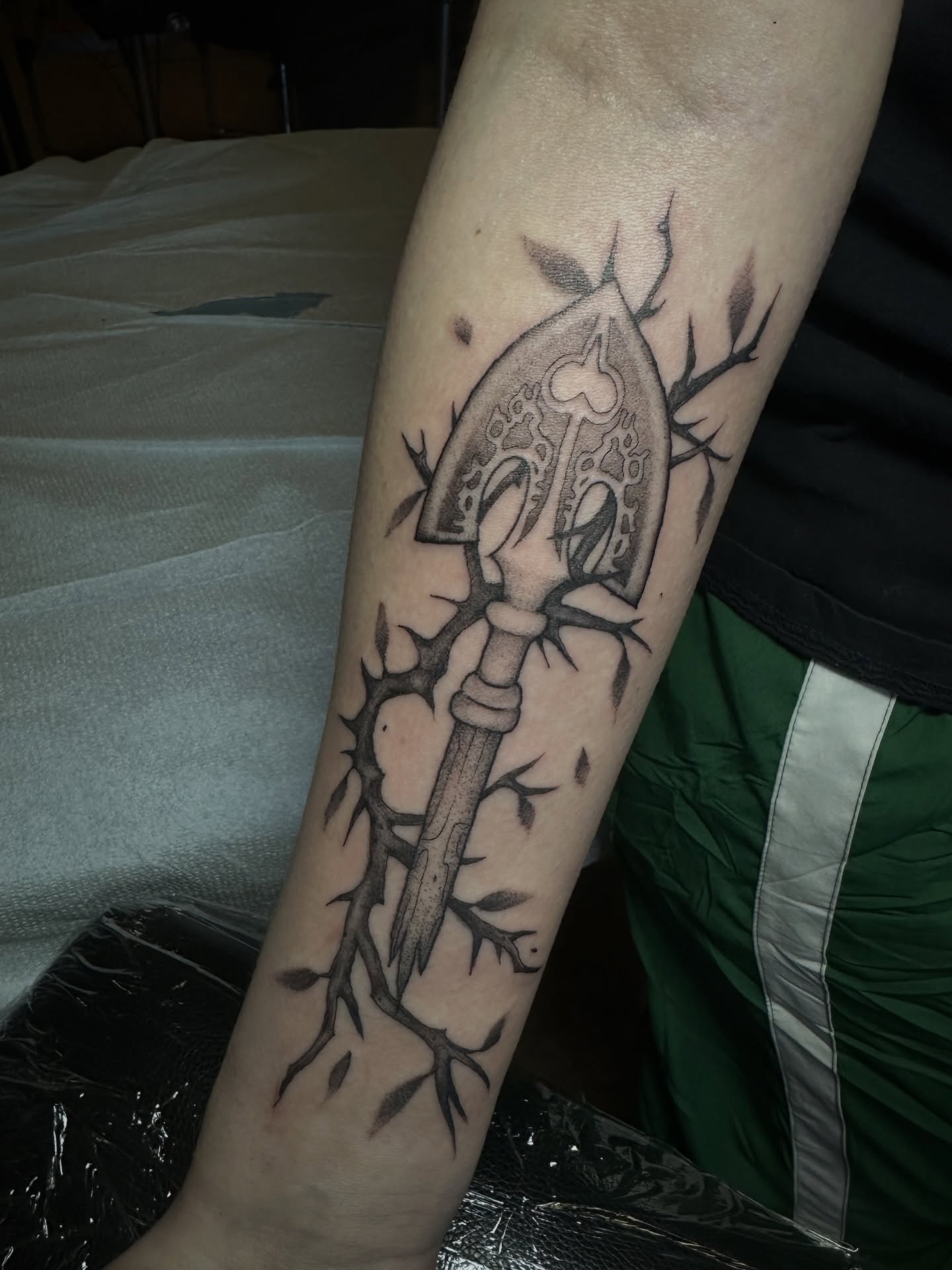 A Jojo’s bizarre adventure piece for a cool client 🔪⛓️💥🥀 thank you so much! Made at @electricavetattoo.atx⚡️
I’d love to book more fun weapon pieces. Shoot me an email to luisa.marigold@yahoo.com or submit a form thru the link in my bio to book. Always booking and got tons of pre drawn stuff available in my highlights.
.
Tomorrow’s our Friday the 13th special, we’ll have tons of discounted pieces available from 12-8, swing by!
@electricavetattoo.atx @electricavetattoo.atx
#atx#tattoo#jojosbizzareadventure#animetattoo#finelinetattoo