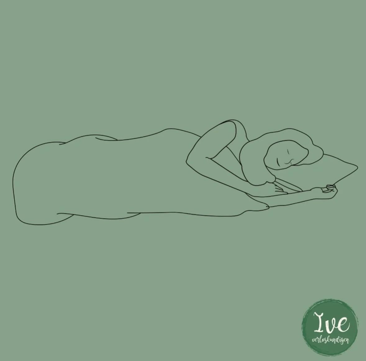 We gooien hem er weer in, want het is de laatste tijd weer een vraag die regelmatig terug komt 😉.
Slapen tijdens je zwangerschap😴, het kan een behoorlijke opgave zijn om een fijne houding te vinden. Daarnaast moet je vaker naar het toilet om te plassen en wordt je dus meerdere keren per nacht wakker. Het kan ook zijn dat je moeilijker in slaap valt. Dit alles zorgt er over het algemeen voor dat je kwaliteit van slaap achteruit gaat en je best moe kan zijn.
😴 De grootste fabel die op internet rond blijft gaan is dat je alleen op je linker zij mag slapen. Het maakt echt niet uit hoe je ligt. Je mag zelfs op je buik blijven slapen. Of het comfortabel is, is een ander verhaal. Op je rug kan, met name in het 3e trimester, een groot bloedvat in je rug wat afgedrukt worden. Hierdoor kan je je wat duizelig gaan voelen. Dit heet het ‘vena cava syndroom’. Klinkt spannend, maar is het niet. Je lichaam geeft zo op natuurlijke wijze aan dat je niet lekker ligt en je gaat dus ook vanzelf anders liggen.
Tips:
👉🏻 Probeer van houding te wisselen om je minder stijf te voelen en gebruik eventueel kussens. Een kussen tussen je benen kan fijn zijn voor je bekken.
👉🏻 Als je ligt te draaien kan het helpen om er even uit te gaan of een boekje te lezen. Hoe meer je gefrustreerd raakt door het niet kunnen slapen, hoe moeizamer inslapen zal worden.
👉🏻Overdag een powernap doen van 20 min kan je wat beter doen voelen.
👉🏻Blijf in beweging, onvoldoende lichaamsbeweging zorgt voor slechtere slaap.
👉🏻Als het in de zomer heel warm is, vul dan een kruik met ijskoud water. Deze kan je in je bed leggen, waardoor je bed wat koeler blijft.
#verloskundigen #verloskundigewaddinxveen #verloskundigezevenhuizen #verloskundigenpraktijk #verloskundige