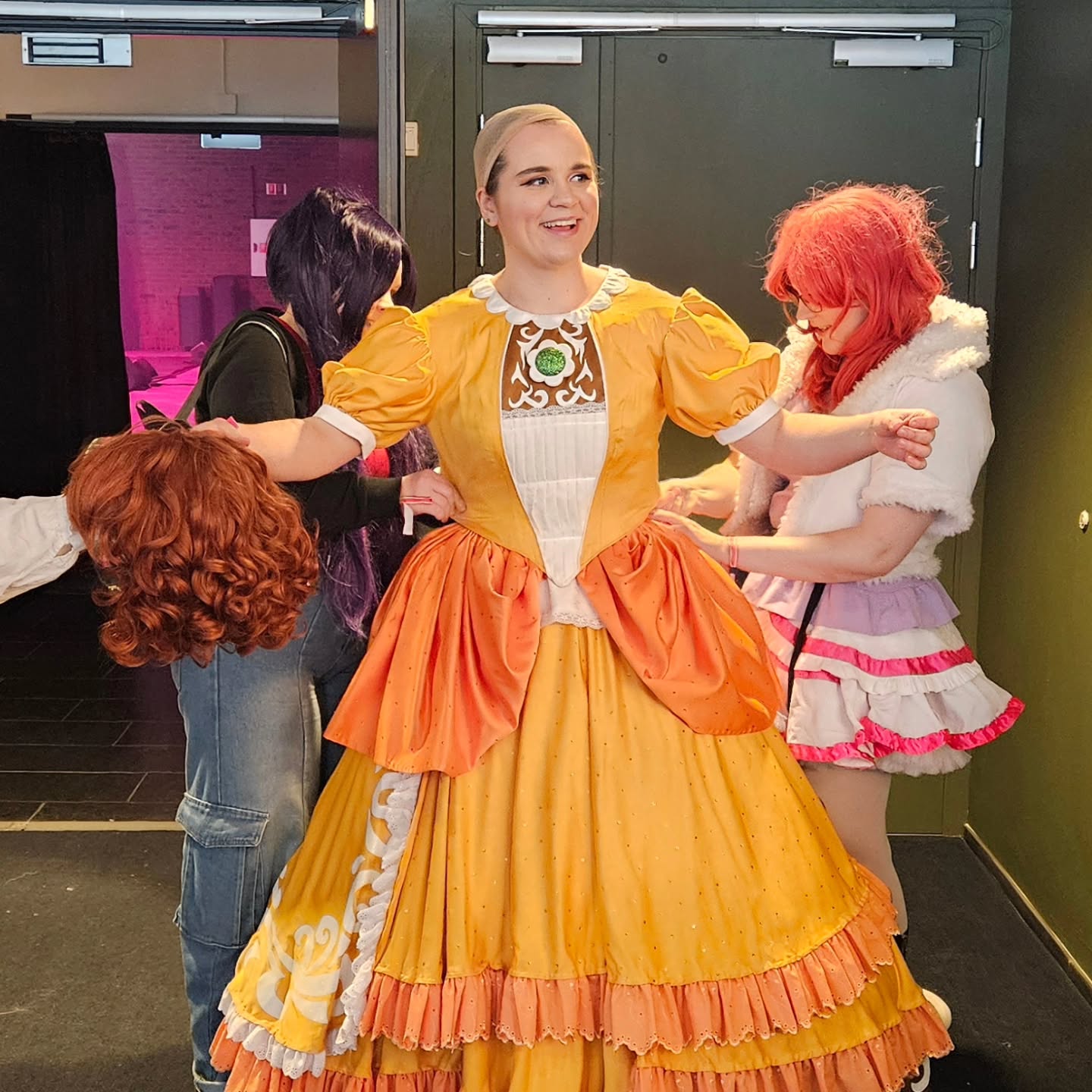 En ny fantastisk start på siste dag av @constellation_norge ! Alltid gøy å se på hvordan @rosestylecosplay får på seg kjolen for en ny dag av eleganse!