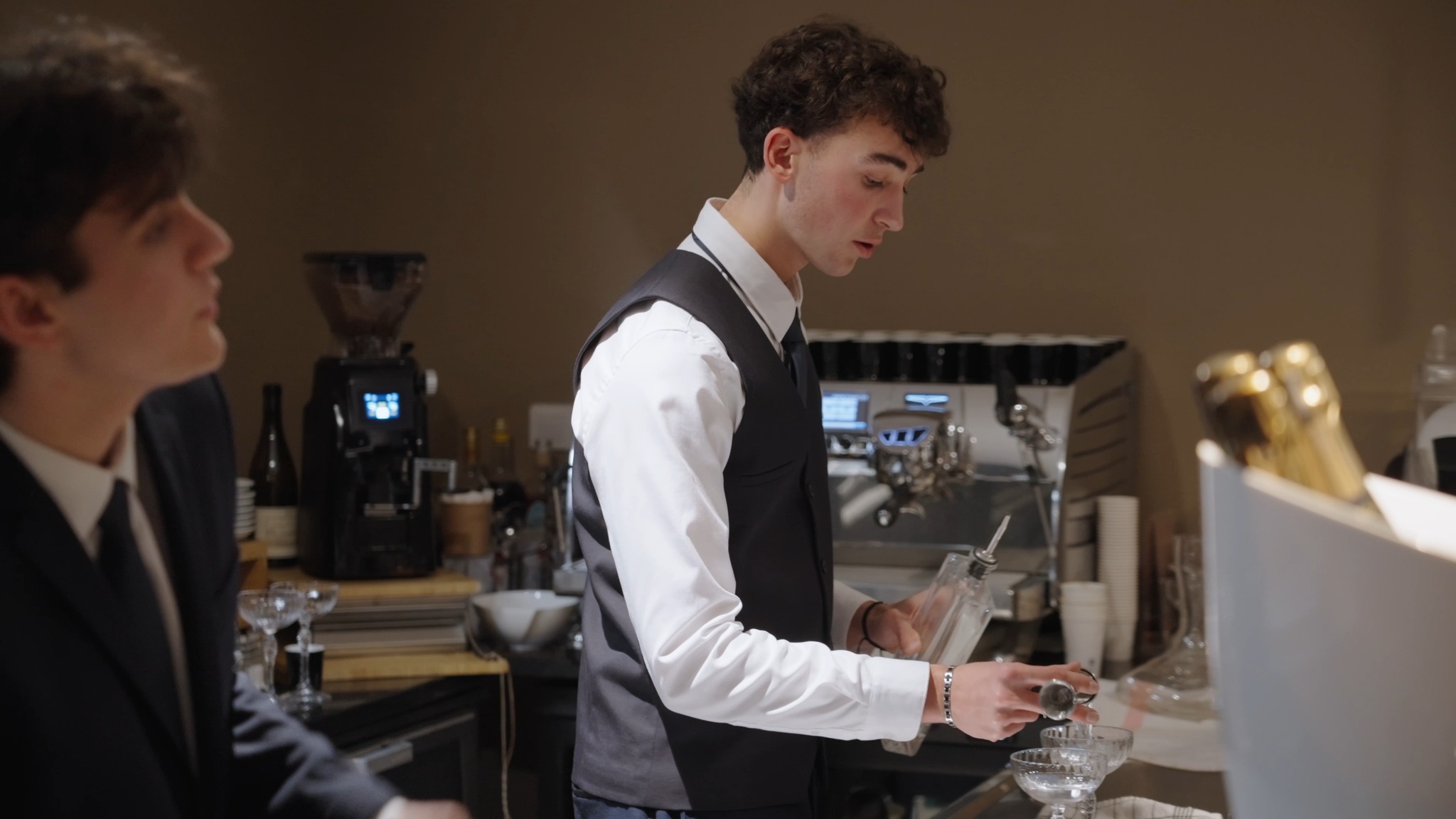 Retour en vidéo sur l'extraordinaire soirée "MOF et Compagnons du Tour de France des devoirs unis".
Encore un grand merci :
Professeur en Salle : Etienne DESCOINGS - Thierry LAGOUARDE - Laurie Perrault
Cuisine : Bénédicte COCHARD @bene_cochard - NICOLAS DELPERIE @nicodelperie - Frédéric BERNOU @bernou.fred
ains qu'à : Les Compagnons de Devoir, les MOF, Prosper Christophe et Arnaud Douilly
La transmission de l'excellence, l'esprit d'équipe, le plaisir partagé d'un événement haut de gamme... tout y était
Un grand moment de cette année scolaire.