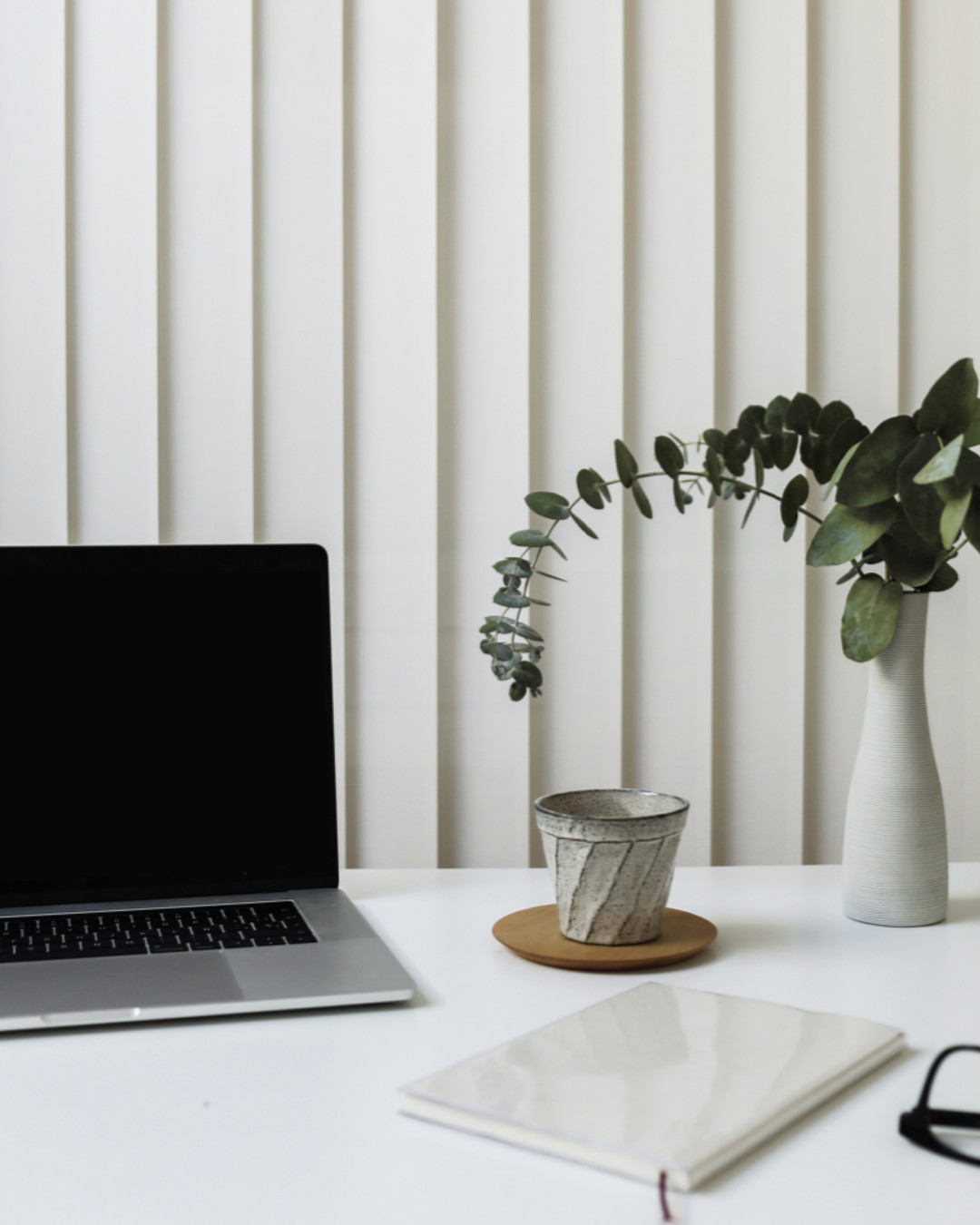 We bring local-minded eDesign to your doorstep — without the hassle. I guide you from a focused brief to concept boards, procurement lists and implementation support so your space (or listing) is market-ready faster. Whether you’re a busy homeowner, builder or agent, my virtual consultations deliver consistent, high‑impact results and respect your budget and timeline. Ready to see how remote design speeds things up? Link in bio.
Tell me: which room would you tackle first?