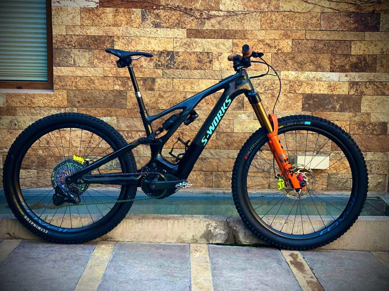 Aquí les dejamos esta Levo Gen3 SW Limited Edition de la suerte para que tengan un buen fin de semana 🤪🚀. No viene así de fabrica, pero cuando el cliente le pone su tacto y nosotros el estilo, nacen cosas así 🤩!!!
Custom kit + graficas 🤟🏽👌🏽
@specialized_chi
@multibikechile
@cristiandb1