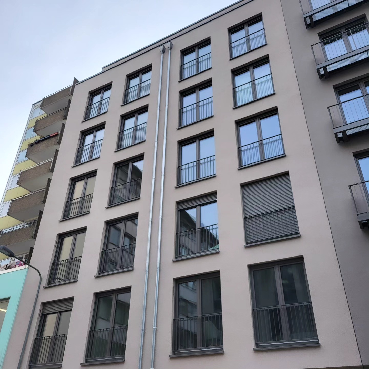 Ein exklusiver Neubau in Frankfurt mit 24 Einheiten direkt an der Hauptwache wird durch uns von Beginn verwaltet. Wir können nicht nur Neubau und haben ein großes Spektrum der unterschiedlichsten Objekte.
#neubau #vermietung #wegverwaltung #immobilien #wohnungssuchefrankfurt #verwalter