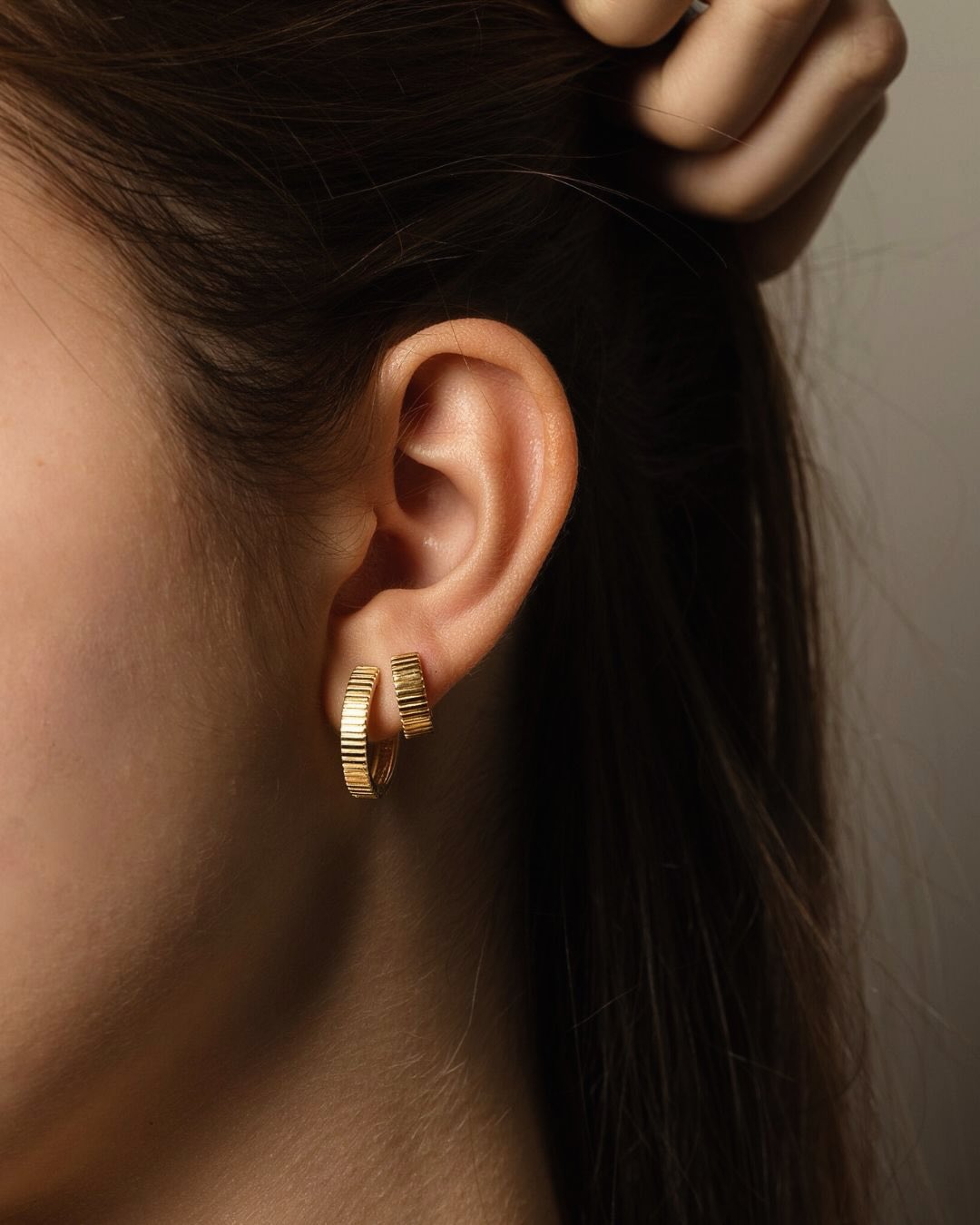 Kion hoops, layered in two sizes. Handcrafted in 14K yellow gold and made to wear every day!
#fotinipsarouli #fotinipsaroulijewellery #finejewelry #handmadejewelry #hoops