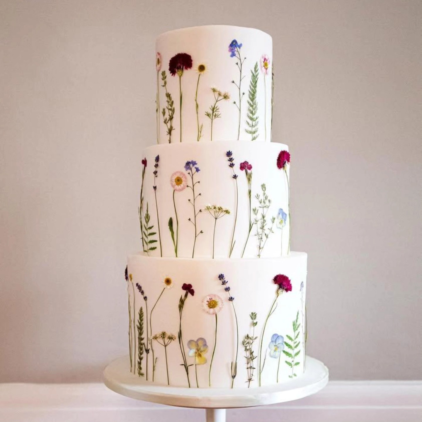 🌱 Soft, romantic and effortlessly elegant 🌱
A delightful 3 tier creation by Clare @doveycakedesign adorned with our finest pressed wildflowers and leaves - each bloom chosen for its shape and colour, bringing a wild yet refined beauty to this centerpiece.
A true collaboration between baker and grower 🍰🌿
#elegantcakes
#wildflowercake
#summerwedding
#pressedflowers
#pressedflowercake
#weddingcakeinspiration
#weddingcakeinspo
#inspiredbynature