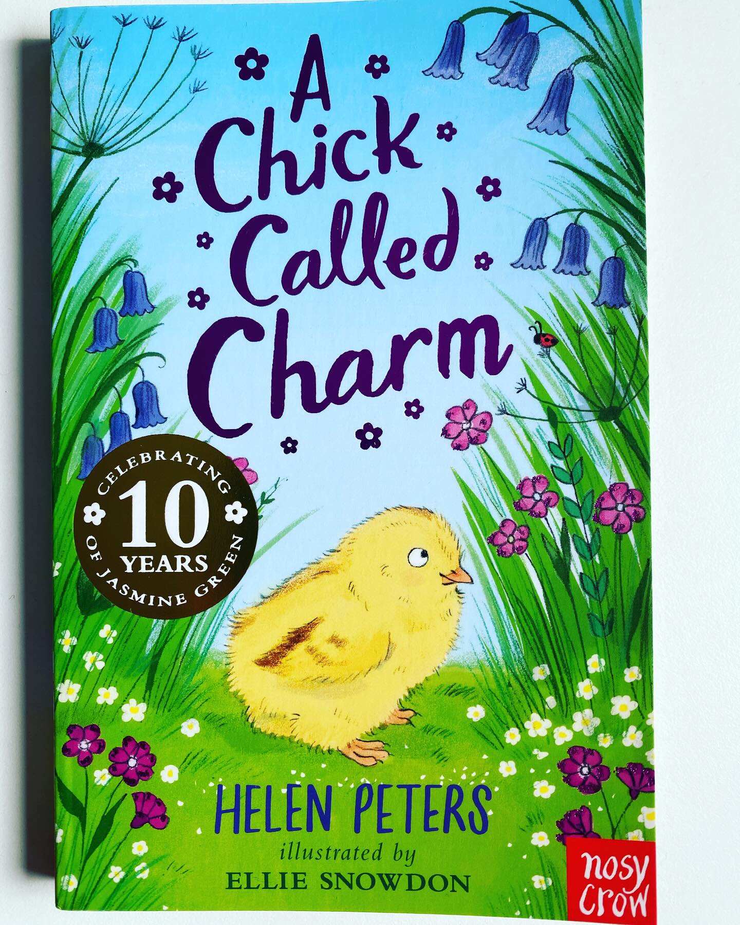 LOOK AT THE CUTENESS!! 🥰My amateur photo cannot do justice to the absolutely beautiful cover of A CHICK CALLED CHARM, the latest book in the Jasmine series by me and @snowdon_illo. Ellie and the amazing designers at @nosycrow have surpassed themselves. PLUS it has a GOLDEN ROUNDEL to celebrate the crazy fact that the series is 10 years old this year!
A CHICK CALLED CHARM is published on 12th March and is available to pre-order now. It contains a vicious mother hen, a heroic cockerel, and cute chicks galore.
🐣🐥🐓