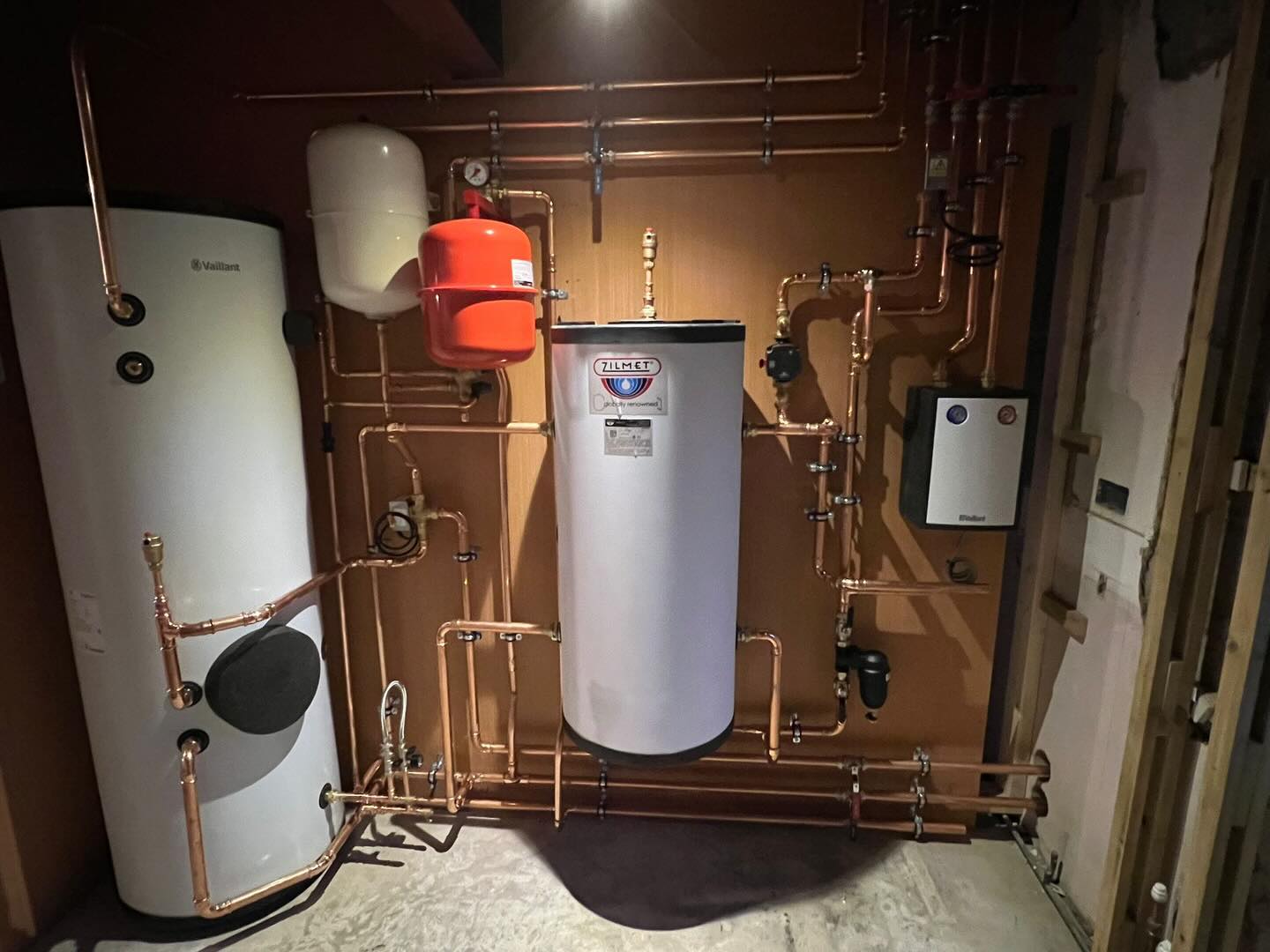 We just had to show this one off before we lag it… #AirsourceCompany #NetZero #AroThermPlus @vaillant.uk