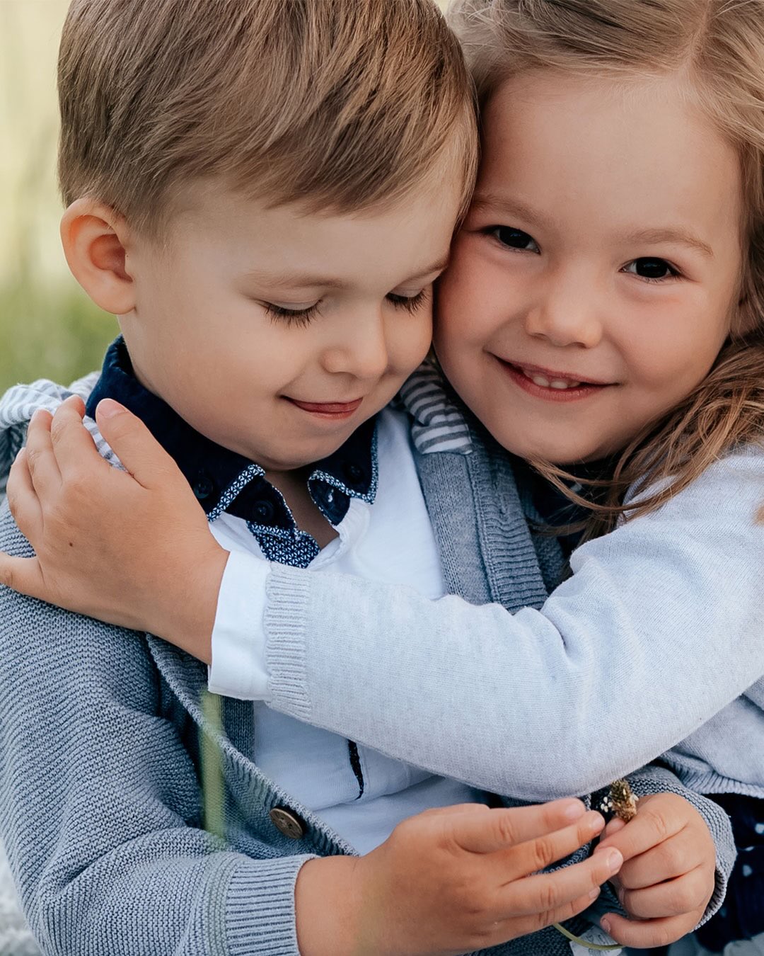 Kleine Kinder. Große Gefühle.
Manche Kinder sind leise.
Beobachten erst.
Brauchen Zeit, um anzukommen.
Und genau das ist okay.
Bei meinen Familien-Shootings wird nichts erzwungen.
Ich warte. Schaue hin.
Und halte den Moment fest, wenn er von selbst kommt.
Denn die stillen Augenblicke
erzählen oft die tiefsten Geschichten.
#manuelaprucknerfotografie #familienfotografie #echtemomente #kinderfotografie #kleinegroßegefühle