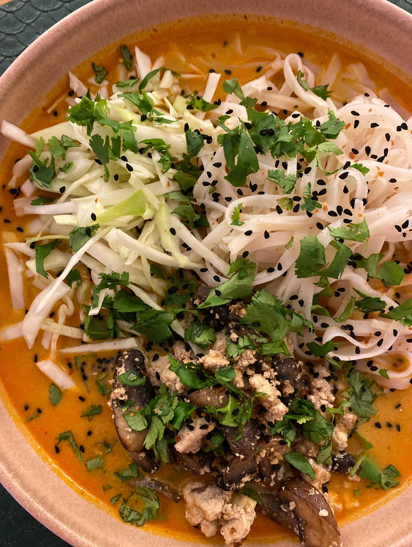 Pour cette recette absolument canon de soupe de curry rouge et cacahuète (mamamia le bouillon ☄️🫠🫠), il va falloir aller voir le compte @freethepickle_
#recette#larochelle#nutritionnistelarochelle#veganfood #soupe