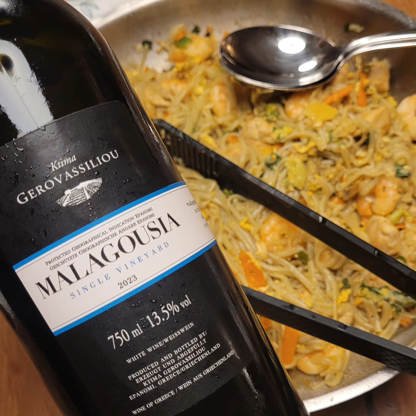 The Malagousia from @ktima_gerovassiliou has been a bit on an up and down journey due to difficult whether conditions in recent years. I absolutely loved the 2020 vintage, which I rated 94 points. Then, 2021 was quite disappointing - due to the heatwave they had to harvest earlier, which meant that some aromatics had not yet developed sufficiently. Still a good wine at 90 points but actually worse than their entry level housewine, where they could harvest later and use Assyrtiko to make good for lack of acidity that came with that. 2022 then was again an excellent vintage. I enjoyed quite a few bottles of it, never getting tired of it. 92 points. The 2023 is a bit below that again, just lacking the exciting structure of better vintages, but aromatically certainly much better than 2021. 91 points. I had it with Singapore Noddlea, which was good. But if I buy another bottle, I'll probably pair it with a less spicy dish next time. If I buy another one... 2024 is loading. And I am certainly looking forward to following how this special Greek wine from the savior of the variety will appear in the glass this year.
#greekwinery #greekwinelover #greekwinelovers #greekwineexplained #greekwines #greekwine #malagousia #malagousiagerovasiliou #malagouzia #malagouziawine #gerovassiliou #evangelosgerovassiliou #ktimagerovassiliou #epanomi #pgiepanomi #whitewinelover #whitewine #whitewines #singaporenoodles #asianfood #Winepairings #Winepairing #winepairingdinner