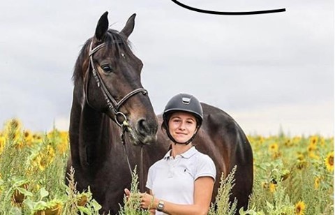 We just love this photo!
The horse🐴, sunflower field🌻and gorgeous "Samshield" helmet 😍.
We adore the🌻 sunflower fields that dot around France and fields in England, it seems to be the perfect and most beautiful place to ride 🐎 at the moment!
Where is your favourite place to go riding? 🏇🏽
Tell us below,⬇️ can't wait to hear suggestions!
Photo from @saddlesnsuch
➡️Looking for a new saddle?... or do you wish to buy or sell your used or new saddles?...head to the link in our bio
📸 @lm.ph0t0graphy
Model: @lea__lns
#weekendrides #bestspotstoride #ilovemyhorse #horseridinguk #albionsaddles #jumpsaddle #showjumping #workinghunter #equitation #equipe #fairfaxsaddle #saddles #horsesaddles #girlsthatride #horserider #countrylife #adayinthelifeofasaddlefitter #equestrianlife #horsesofinstagram #horses #stirrups #saddlefacts #saddler #equestrians #Saddletrader #saddletraderuk #saddlesforsale #equestrian #equestrianlife #horsesarelife