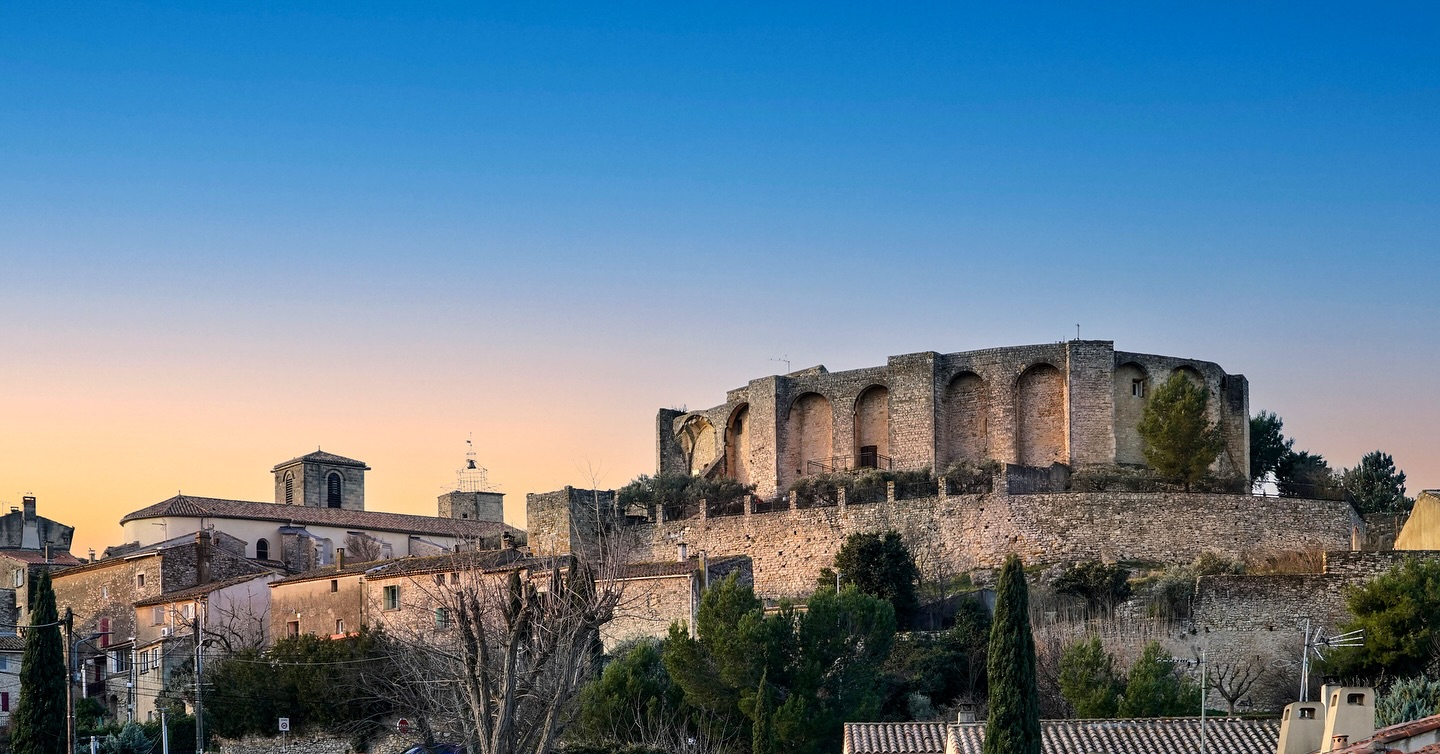 Lançon.
Ses pierres.
Son château.
Sa lumière.
Son calme.
Fiers de notre passé, engagés pour le Lançon de demain. #chateau #provence #village #photography #soleil