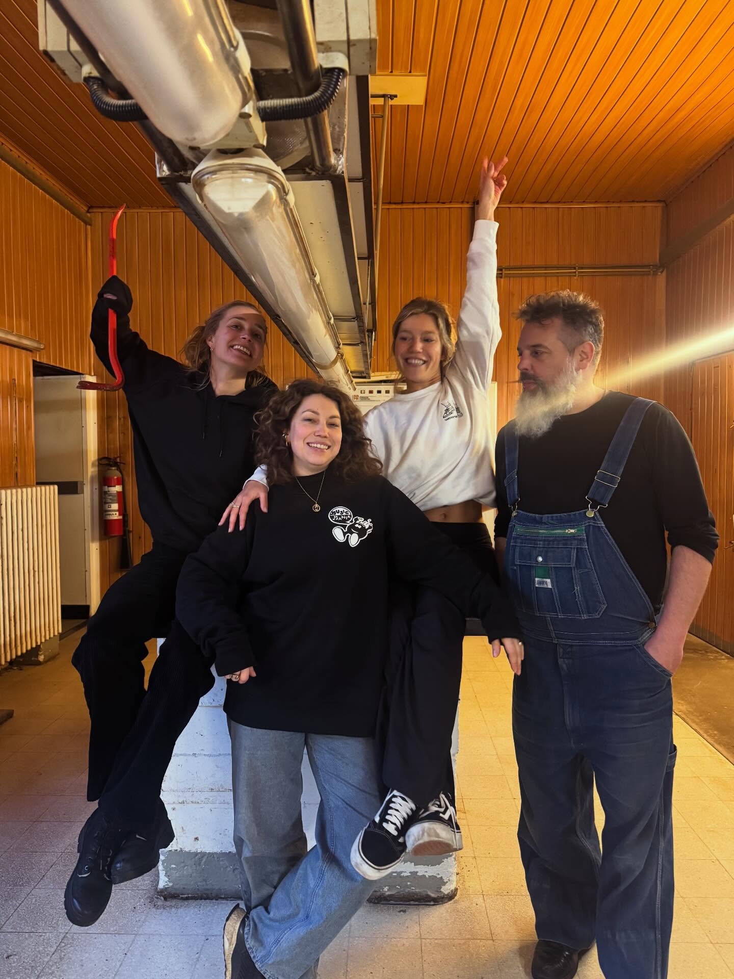 Februari - vooral thuiskomen in ons pand waar nu pas echt de ‘journey’ begint en naast onze JOY studio ook het sluimerende bestaan van een creatieve hub zijn weg vindt, dit met héél véél muziek (lees: muziekstudio), kunst, gezonde lokale producten, herbs en hopelijk toch ook wat goede koffie? @charlymirkolini
Thuiskomen bij Charlotte & Reinhard, @charlotte_and_reinhard die gek genoeg zijn om dit avontuur samen te sturen. Always better together❤️
Thuiskomen in Casa Rosa en na 4 jaar officiële Gentenaar, hoewel mijn Brusselse Franse R toch lekkerrrr blijft hangen🎣
Thuiskomen wanneer die mat wordt uitgerold. Patanjali zegt: ‘Sthira sukham asanam.’
Een houding is stabiel, geworteld (sthira) en tegelijkertijd aangenaam, zacht (sukha).
Wanneer je “thuiskomt” op je mat, begint de eeuwigdurende dans tussen sthira en sukha.
Thuiskomen in een ritme dat me nog steeds overal in België brengt, waardoor de familie mijn snoet ook wat vaker ziet.
Maar thuiskomen is vooral een diepgaand gevoel. En daartussen wordt er héél uitbundig geleefd🫶🤸