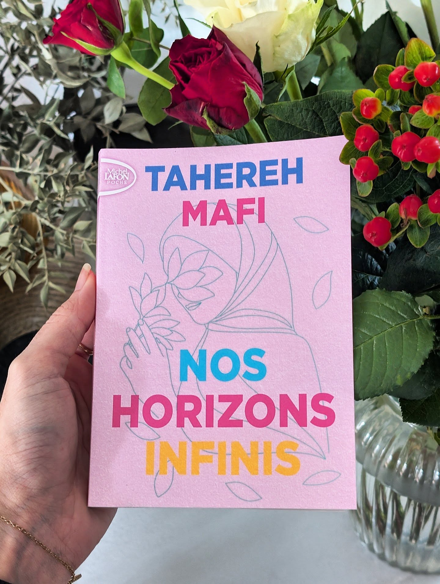 ✨ Nos horizons infinis - Tahereh Mafi ✨
On suit Shirin, 16 ans, musulmane, qui porte le hijab et qui en paie le prix tous les jours en essuyant des regards déplacés, des insultes, du harcèlement et une ignorance crasse.
Pour se protéger, elle va se renfermer sur elle-même et se réfugier dans sa musique et le break-dance qui deviennent son exutoire.
Mais un jour, Ocean débarque et contre toute attente, il est sincèrement quelqu’un de bien. Forcément, ça complique tout.
Ce que j’ai trouvé hyper fort, c’est que Tahereh Mafi ouvre le roman en expliquant que cette histoire est largement inspirée de sa propre adolescence. Ça rajoute une profondeur au récit !
Je ne vais pas spoiler, mais globalement l'intrigue est une réflexion sur l'identité, le regard des autres et surtout sur le choix.
On aborde des sujets comme la xénophobie, le sexisme, le racisme et la manière dont la société s'autorise à débattre du corps des femmes comme si c'était un sujet d'ordre public.
En dehors de tout ça, le personnage principal est très attachant. J'ai beaucoup aimé la romance de l'histoire qui est très douce. Shirin et Ocean sont différents et ça va les faire évoluer mutuellement dans leurs vies.
Bref, c'est un très joli roman que je vous recommande ☺️ !
Vous pouvez retrouver ce roman en format poche chez @michellafon_jeunesse
*Service presse non rémunéré*
#NosHorizonsInfinis #TaherehMafi #YoungAdult #LectureEngagée #Bookstagram