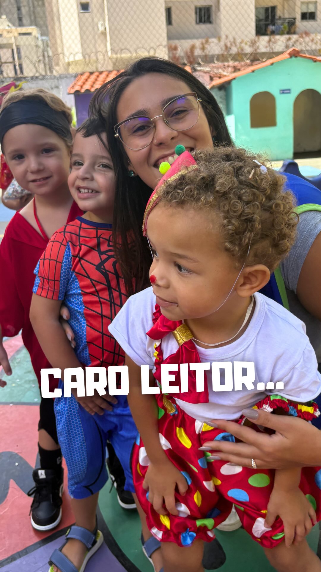 Caro leitor,
Conta-se que, em um certo dia encantado, os corredores do Sistema Degraus de Ensino deixaram de ser apenas corredores… e transformaram-se em um verdadeiro salão de baile. Havia brilho no ar, fantasia nos detalhes e uma alegria contagiante que só a infância sabe criar com sua espontaneidade genuína.
Nossos pequenos foliões do Integral e da Educação Infantil da manhã chegaram como convidados de honra de uma festa que eles mesmos protagonizaram. Em poucos instantes, tomaram o espaço com risadas cristalinas, cores vibrantes e passos de dança que pareciam coreografados pela própria felicidade. Confetes voavam, músicas ecoavam, e cada cantinho da escola respirava a energia pulsante do carnaval, aquela que faz os olhos brilharem e os pés não conseguirem ficar parados.
Cada sorriso era um convite para acreditar na magia desses momentos simples e, justamente por isso, inesquecíveis. Fantasias de super-heróis, princesas, personagens favoritos e criações únicas revelaram a criatividade sem limites de cada criança. Mais do que uma festa, foi uma celebração da imaginação, da liberdade de ser quem se quer ser, mesmo que por algumas horas.
Porque no Sistema Degraus, aprender também é celebrar. Crescer também é brincar. E cada experiência vivida, seja na sala de aula ou na festa de carnaval, se transforma em lembrança preciosa na história de quem está construindo seus primeiros capítulos da vida.
São nesses momentos de leveza e encantamento que valores se formam, vínculos se fortalecem e a infância se revela em toda a sua potência.
Que esta alegria contagiante nos acompanhe durante todo o período carnavalesco! Aproveitem por deveras cada confete, cada marchinha, cada sorriso compartilhado.
Nos encontramos em breve, com o coração ainda cheio de festa!
#educacaoinfantil #integral #sistemadegraus