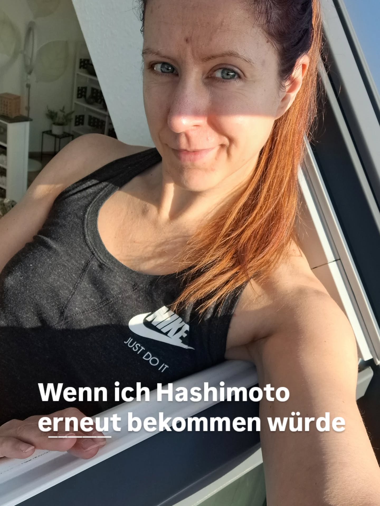 Während meiner Hashimoto-Heilung habe ich viel gelernt und das mache ich nun anders, um nicht nochmal diese Krankheit zu bekommen:
Last but not least:
5. Wieder viel mehr frische Sachen essen bzw. einkaufen – und selbst kochen.
Auch wenn es unbequem ist, es hilft doch sehr, um länger gesund zu bleiben,
anstatt zuviel hochverarbeitete Fertigprodukte zu essen – auch wenn sie noch so gesund aussehen. Es ist einfach nicht dasselbe auf lange Zeit.
Hab ich jetzt nach einem Jahr Dauerfertigkost im Abendessen gemerkt. Ich bin krank geworden, mit Grippe 😳, wo ich sowas schon seit über 5 Jahren nicht mehr hatte. Und dann der Totalausfall mit Dauerbrechen letztens. Das ist nicht mehr lustig und echt beängstigend wie rapide meine Gesundheit grad zu brechen scheint.
Ernährung ist nicht alles – aber mit der falschen Ernährung konnte ich dem Stresslevel im Hauptjob und dem verkürzten Schlaf nicht mehr standhalten und mein Immunsystem wurde schwach. Das muss nicht sein.
Fazit:
Es ist immer wieder erstaunlich wie viel die Ernährung ausmacht, auch wenn es in den ersten Monaten noch nicht so aussieht – aber sie macht dich nach und nach schwach, wenn du das falsche isst.
Und andersherum hilft sie dir ungemein, den übermäßigen Herausforderungen des Lebens besser standzuhalten, wenn sie frisch und lebendig ist und zu dir und deiner aktuellen Lebenssituation passt.
Dann bist auch du frisch und lebendig.
Daher betrachte ich seit meiner Hashimoto-Heilung nie mehr nur Ernährung als Einziges, sondern immer auch das Zusammenspiel mit dem Leben selbst.
Und beobachte es.
Denn eine andere Lebensherausforderung, braucht auch eine andere Ernährung.
Und auch einen anderen Umgang mit dir selbst.
Nur dann kann so eine Autoimmunkrankheit wie Hashimoto und auch andere Krankheiten wie Grippe, Darmbeschwerden, Hautprobleme und Zyklusschmerzen langfristig heilen und bestenfalls schon vorher verhindert werden.
Wenn du ganzheitlich an deinen Beschwerden arbeiten willst, lass mir ein 🌿 in den Kommentaren da und ich melde mich bei dir mit weiteren Infos.
Ich helfe dir, die Ernährung zu finden, die dich jetzt am besten unterstützt. Inklusive Umgebungsfaktoren.
Wir sehen uns,
deine Antje 😘