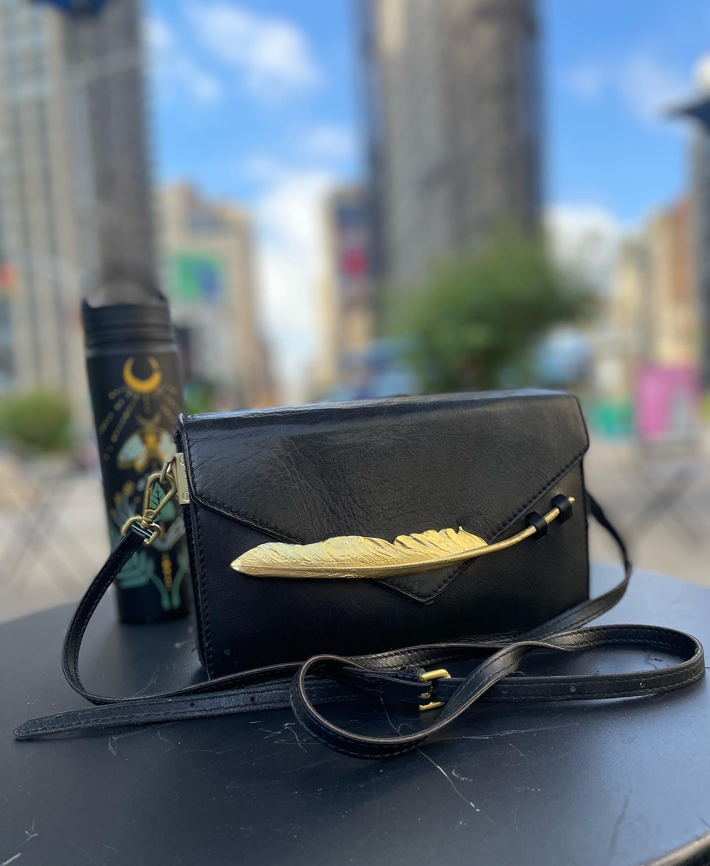 ✨🪶Sparrow in the City🪶 ✨ #nyc #sparrow #castfeather #goldenfeather #leatherhandbag #crossbody #clutch #vixenstyle #seagullfeather #rock&stone #ilovenyc #unitedbyblue