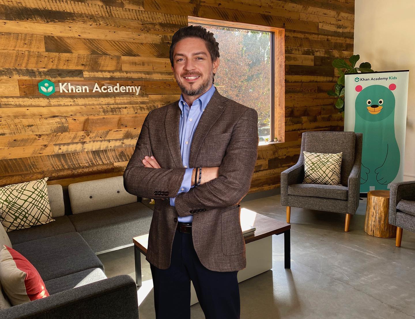 Yeni eğitim öğretim yılında öğrenciler, öğretmenler ve eğitim yöneticileri başta olmak üzere eğitimin tüm paydaşlarına başarılar diliyor; hep birlikte sağlıklı, mutlu ve öğrenmenin heyecanını yaşayacağımız bir yıl geçirmeyi temenni ediyorum.
Khan Academy olarak her yıl olduğu gibi bu yıl da tüm öğrenci ve öğretmenlerin yanındayız. Hiçbir ücret ödemeden 52 dilde 140 milyondan fazla öğrenci ve öğretmen gibi siz de dünya standartlarındaki eğitim içeriğimizden faydalanabilirsiniz.
Hemen hemen her konuda, farklı seviyeler için 10 binden fazla ders videosu, 100 binden fazla interaktif alıştırma sorusu, yazılı kaynaklar, bireyin seviyesini tespit ederek yönlendirebilen, gelişimini kendisi başta olmak üzere istenildiği takdirde öğretmenine ve velisine de raporlayabilen akıllı bir platform ile kişiye özel bir öğrenme deneyimi sizi bekliyor.
Bireysel öğrenim kadar okulda öğrenilenleri destekleyerek örgün eğitime de katkı sunmayı amaçlıyoruz. Öğrenciler kadar, öğretmenleri de destekleyebilmeyi hedefliyoruz. Öğretmen paneli üzerinden sınıfın seviyesini takip etmek, ödev vermek, her öğrenciye uygun içerik atamak çok kolay…
Tüm bunlar tabii ki herkes için ücretsiz. Kar amacı gütmeyen bir kurum olan Khan Academy’nin daha çok öğrenmeye meraklı bireye, öğrenciye, öğretmene ve okula ulaşmasına destek olabilir; eğitimi daha iyiye taşımak için hep birlikte çıktığımız bu yolda sosyal sorumluluk ve gönüllülük hareketimize siz de katılabilirsiniz.
Hatta isterseniz, hemen paylaşarak başlayabilirsiniz:
@khanacademyturkce
@khanogretmen
tr.khanacademy.org
#khanacademy #khanacademytürkçe #khanacademyturkce #eğitim #egitim #öğrenci #ogrenci #öğretmen #ogretmen #okul #eğitimöğretim #eğitimöğretimyılı #eğitimteknolojileri #edtech #onlineeğitim #yüzyüzeeğitim #sosyalsorumluluk #herseyiogrenebilirsin #herşeyiöğrenebilirsin