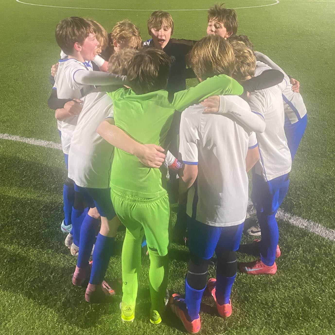 Onze U13 staat op gelijke voet met RAFC! Ze hebben zich met glans tot in de halve finale van de beker van Antwerpen gevoetbald 💙⚽️💪. We zijn super fier op deze kerels en hun trainers!! Succes in de finale mannen! YES YOU CAN!!!
.
.
#clubkoningshof #bekervanantwerpen #u13
#voetbal #waarjealtijdthuisspeelt