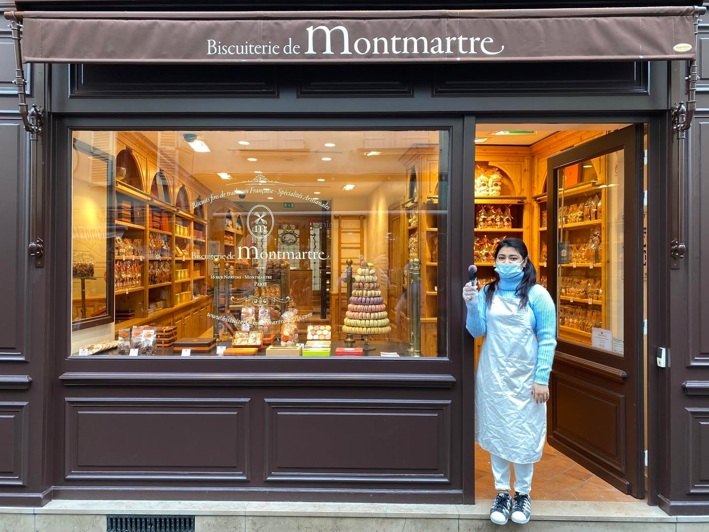 🇫🇷La Biscuiterie de Montmartre réouvre ses portes après une période de travaux. Toute l'équipe est ravie de vous accueillir tous les jours de 9h30 à 19h30. Venez découvrir notre savoir-faire biscuitier dans un cadre typiquement parisien.
⠀
🇬🇧The Biscuiterie de Montmartre reopens its doors after a period of renovation. We are pleased to welcome you every day from 9.30am to 7.30pm to share our knowledge of baking in a typical Parisian street.
⠀
⠀
⠀
#biscuiterie #montmartre #sacrecœur #placedutertre #ruenorvins #macarons #macaroons #Paris