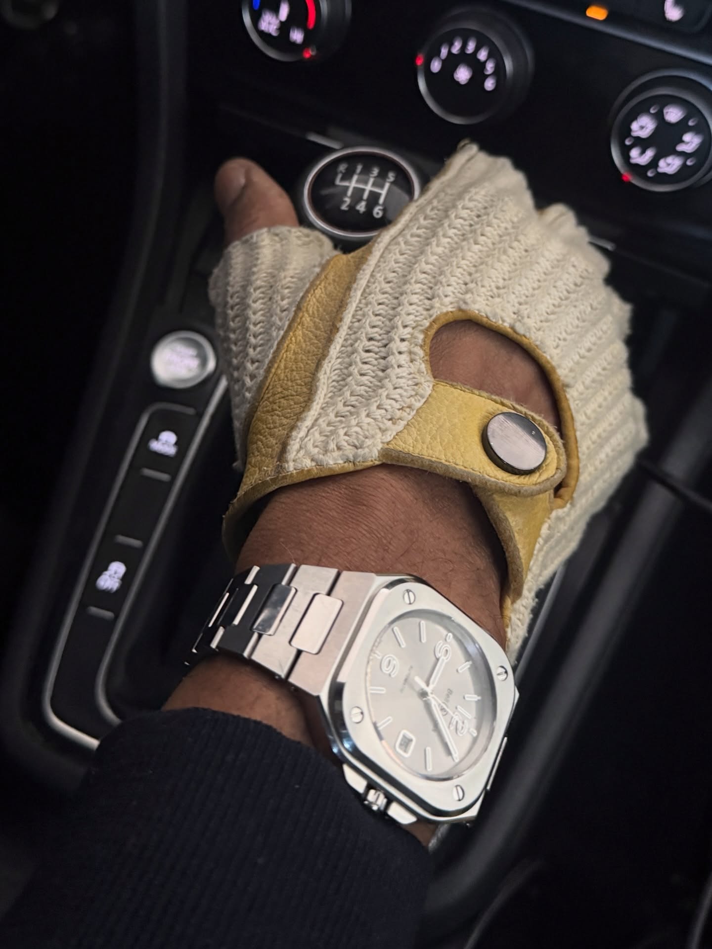 Daily Driver
A watch that earns its miles.
Built for motion, grip, and rhythm—the kind of precision you feel in your hands before you read it on the dial.
The Bell & Ross BR05 “Grey Steel” is purpose-forward and unfussy. Integrated steel. Clear read. Ready whenever the road calls.
Watch: Bell & Ross BR05A-GR-ST/SST
Size: 40 mm | Integrated Bracelet | Full Set
—
#TimeSublime
#DailyDriver
#BellAndRoss
#BR05
#jaymznylonofficial